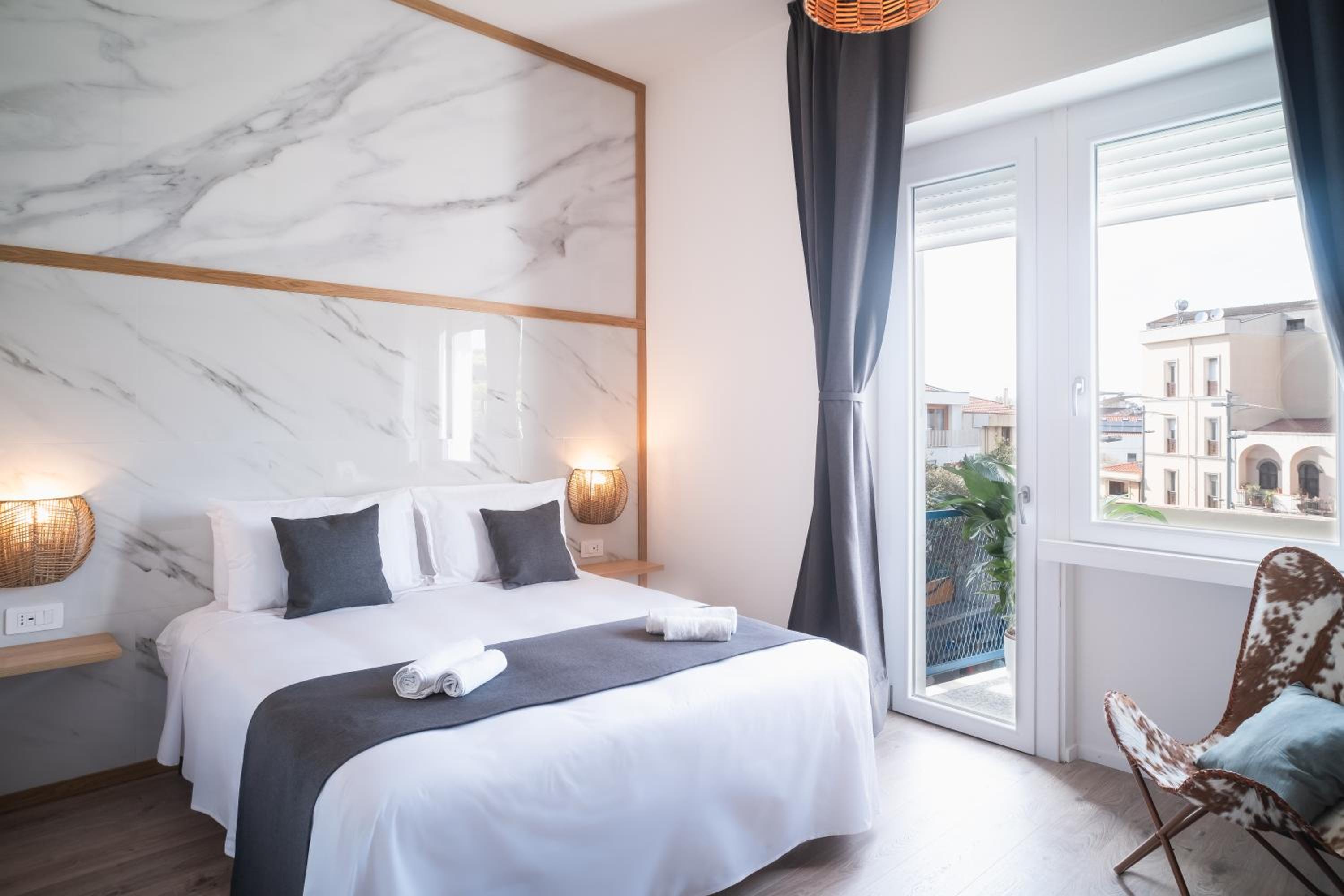 Deluxe Double Room with Balcony photo 2