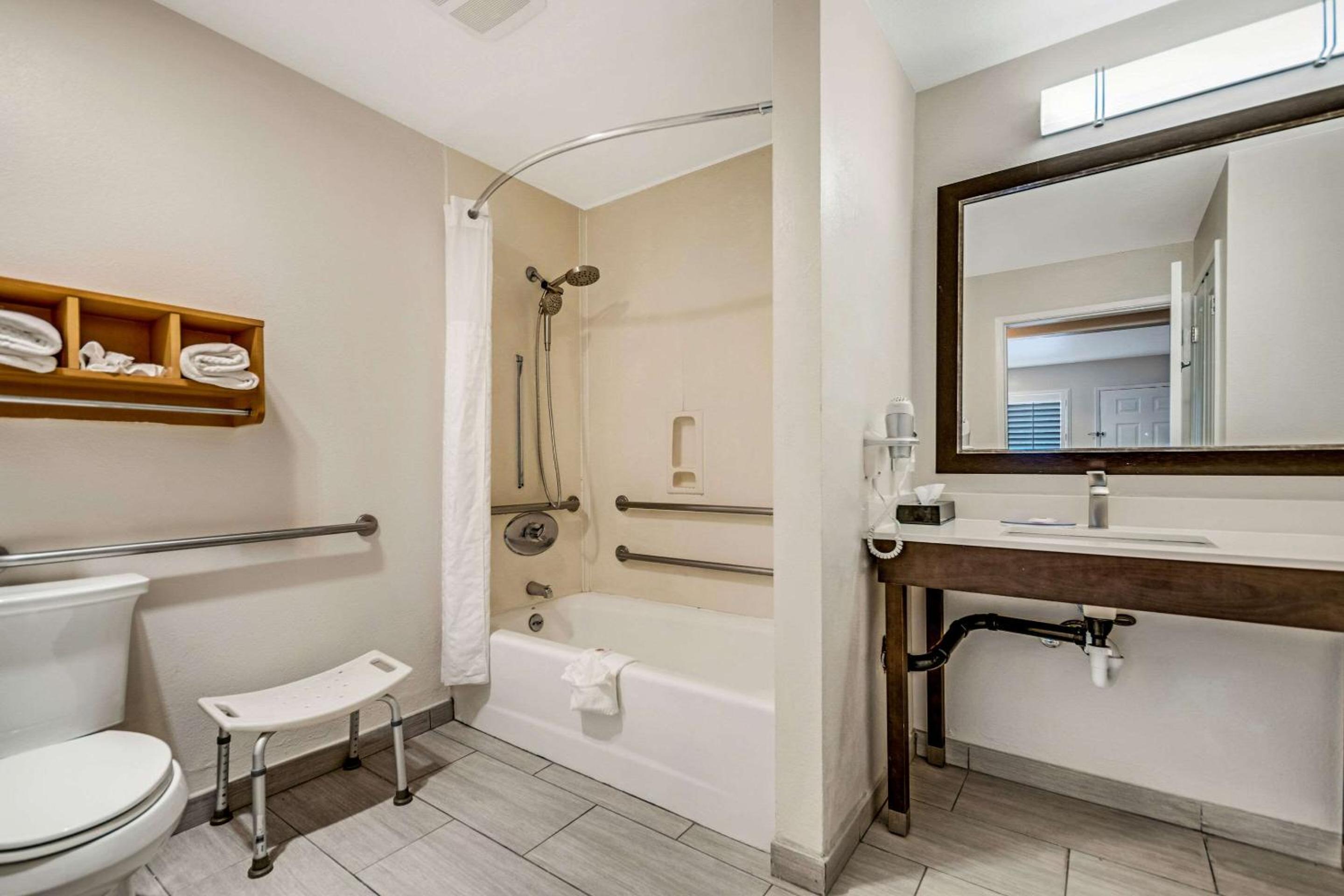 Queen Room - Disability Access - Non-Smoking - Photo 4