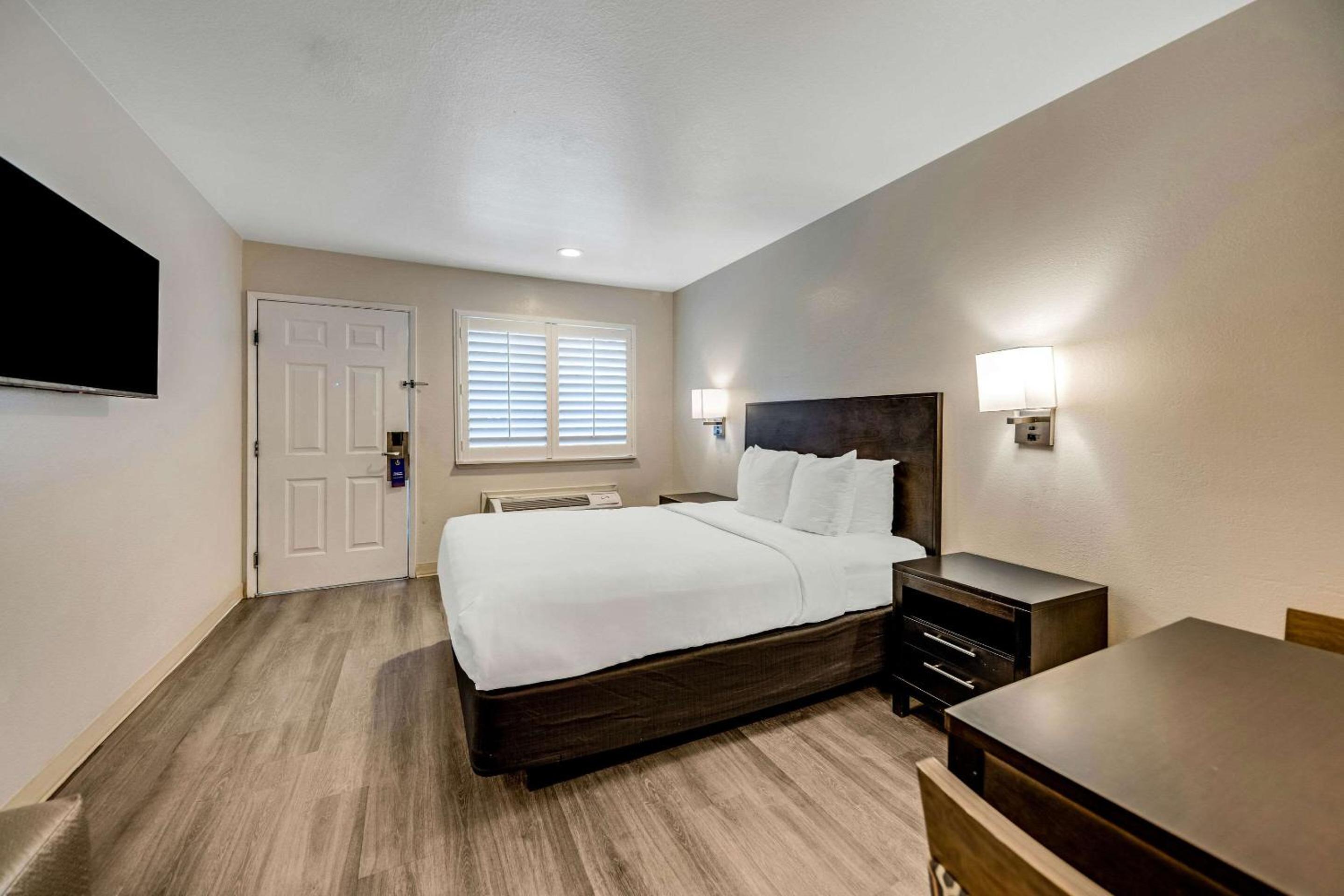 Queen Room - Disability Access - Non-Smoking - Photo 3