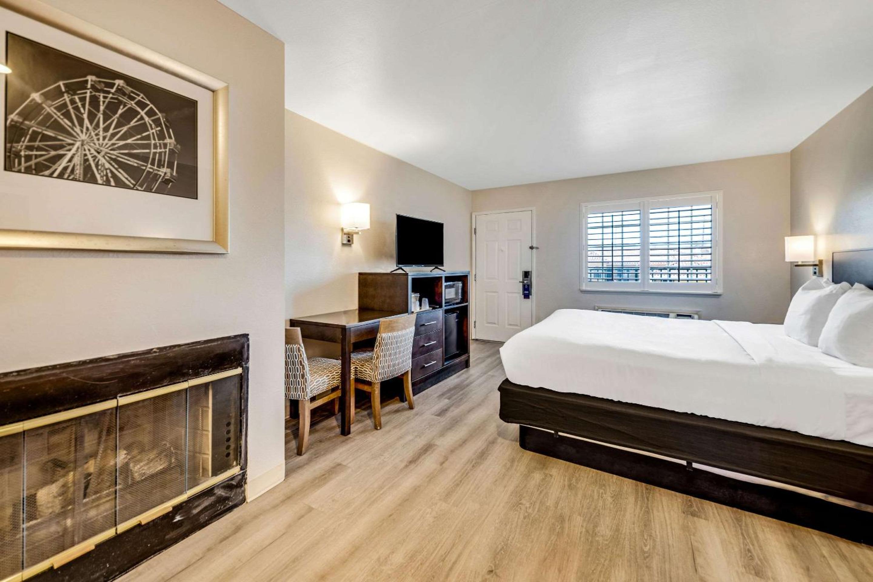 Large King Room with Sofa - Non Smoking photo 1