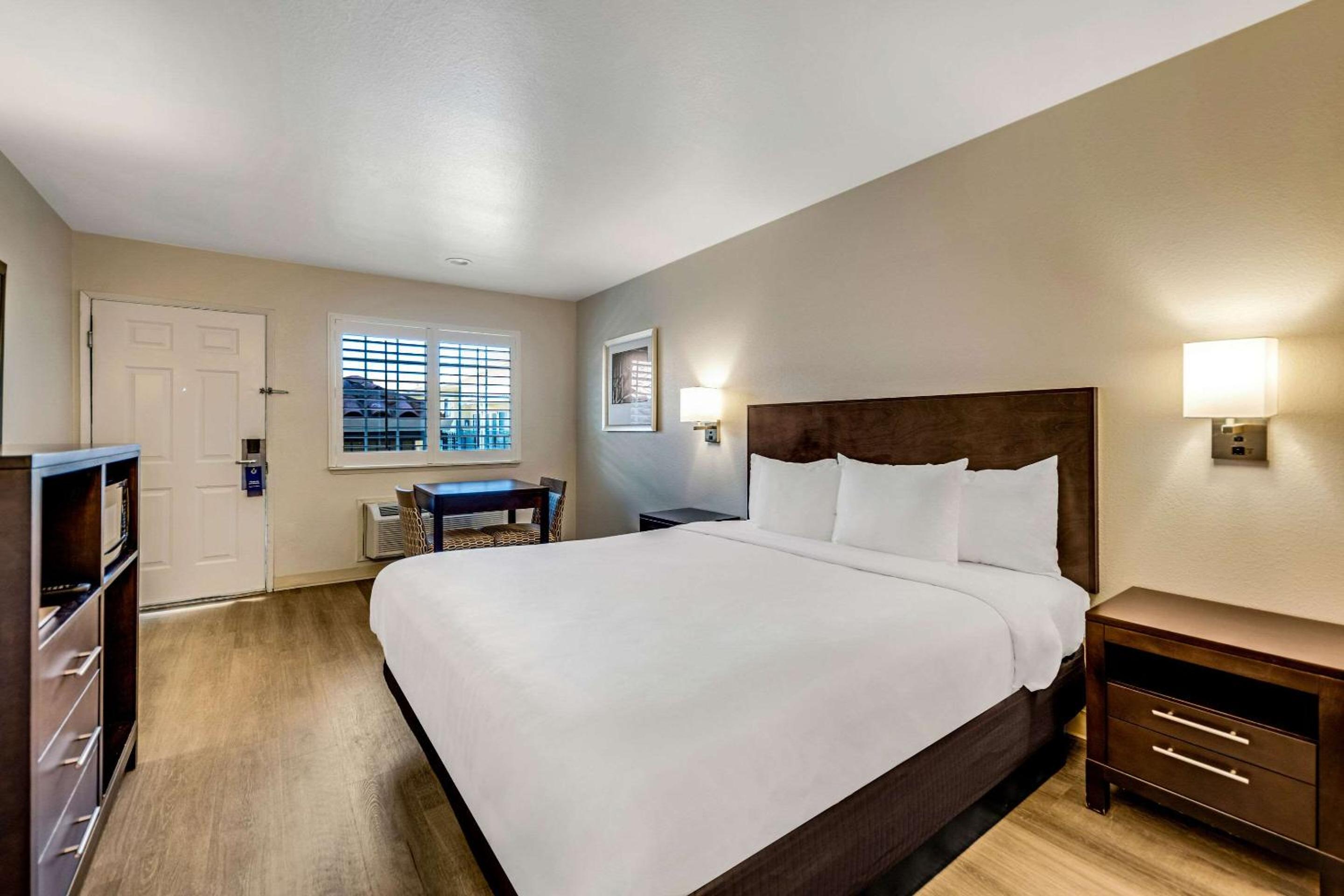Standard King Room - Photo 1
