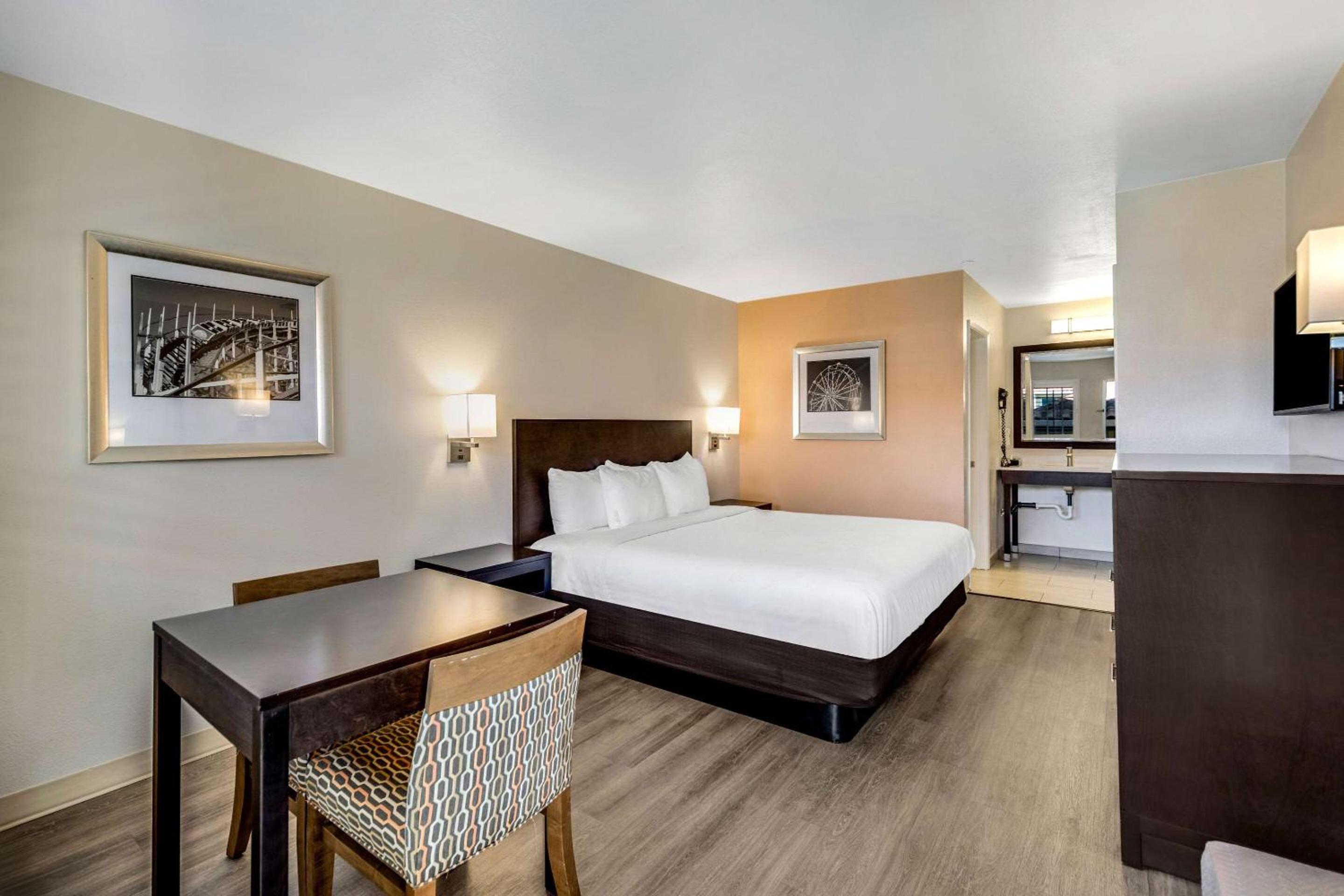 Standard King Room - Photo 5