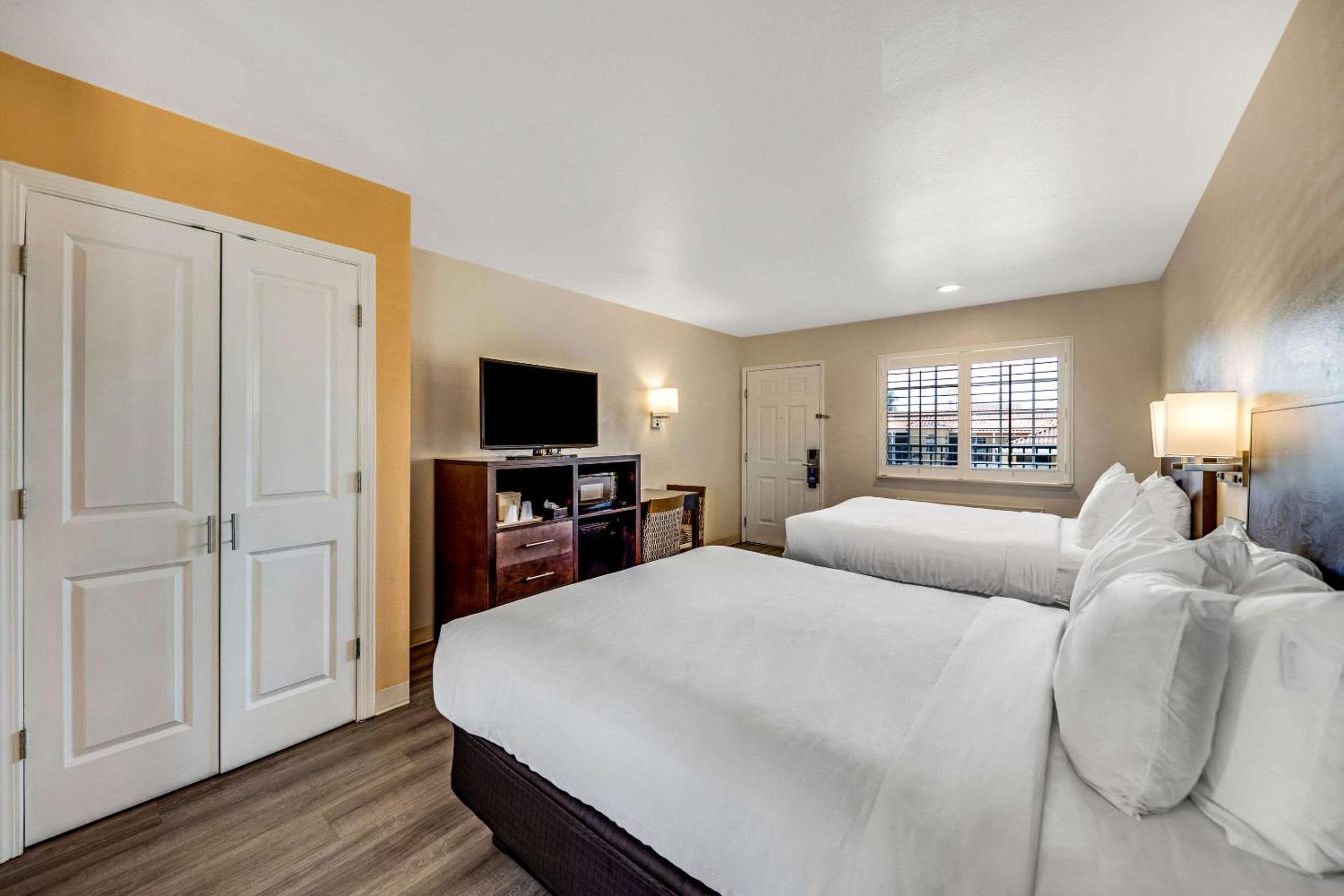 Efficiency Quadruple Room with Two Queen Beds and Sofa bed - Non Smoking - Photo 2