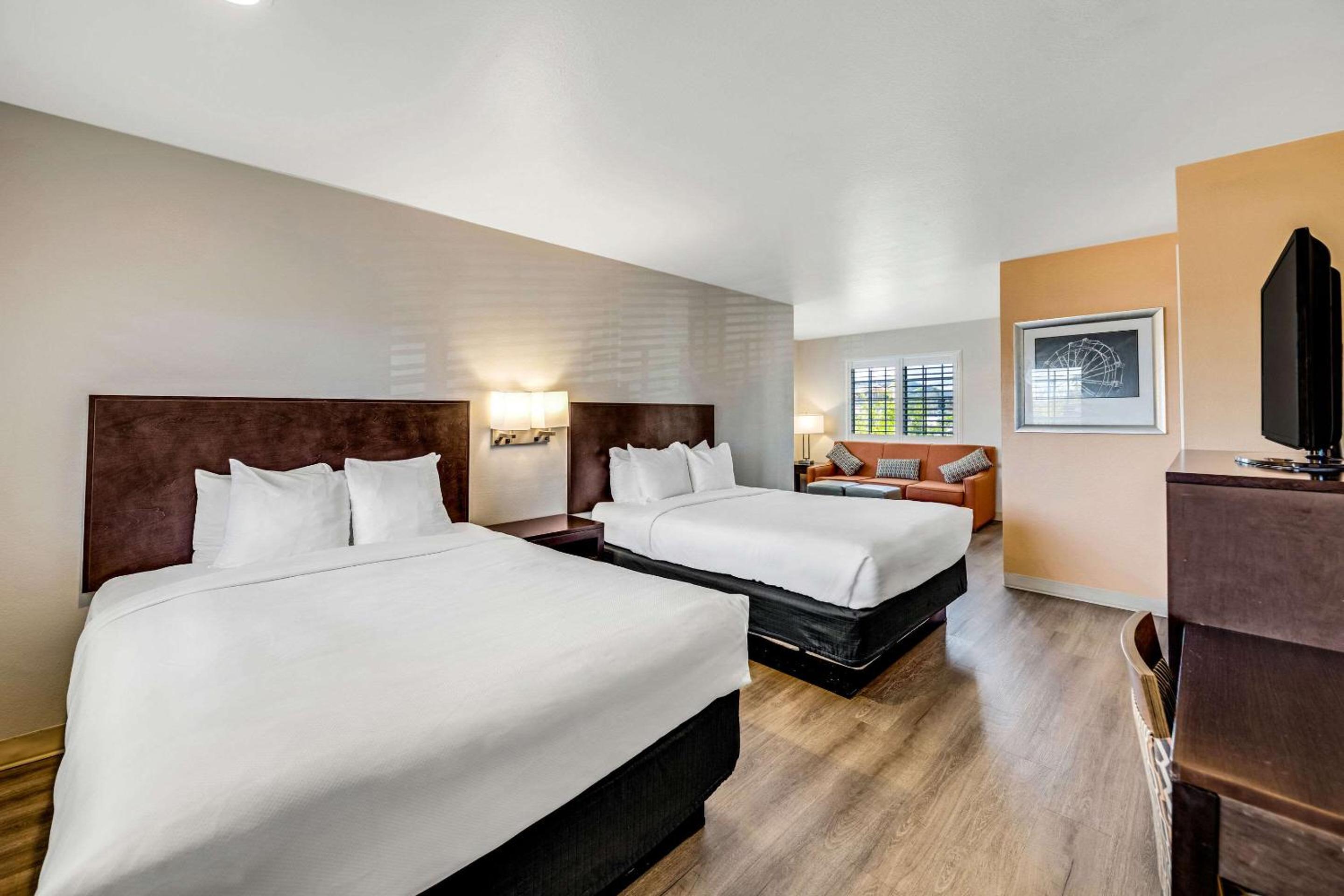 Efficiency Quadruple Room with Two Queen Beds and Sofa bed - Non Smoking - Photo 1