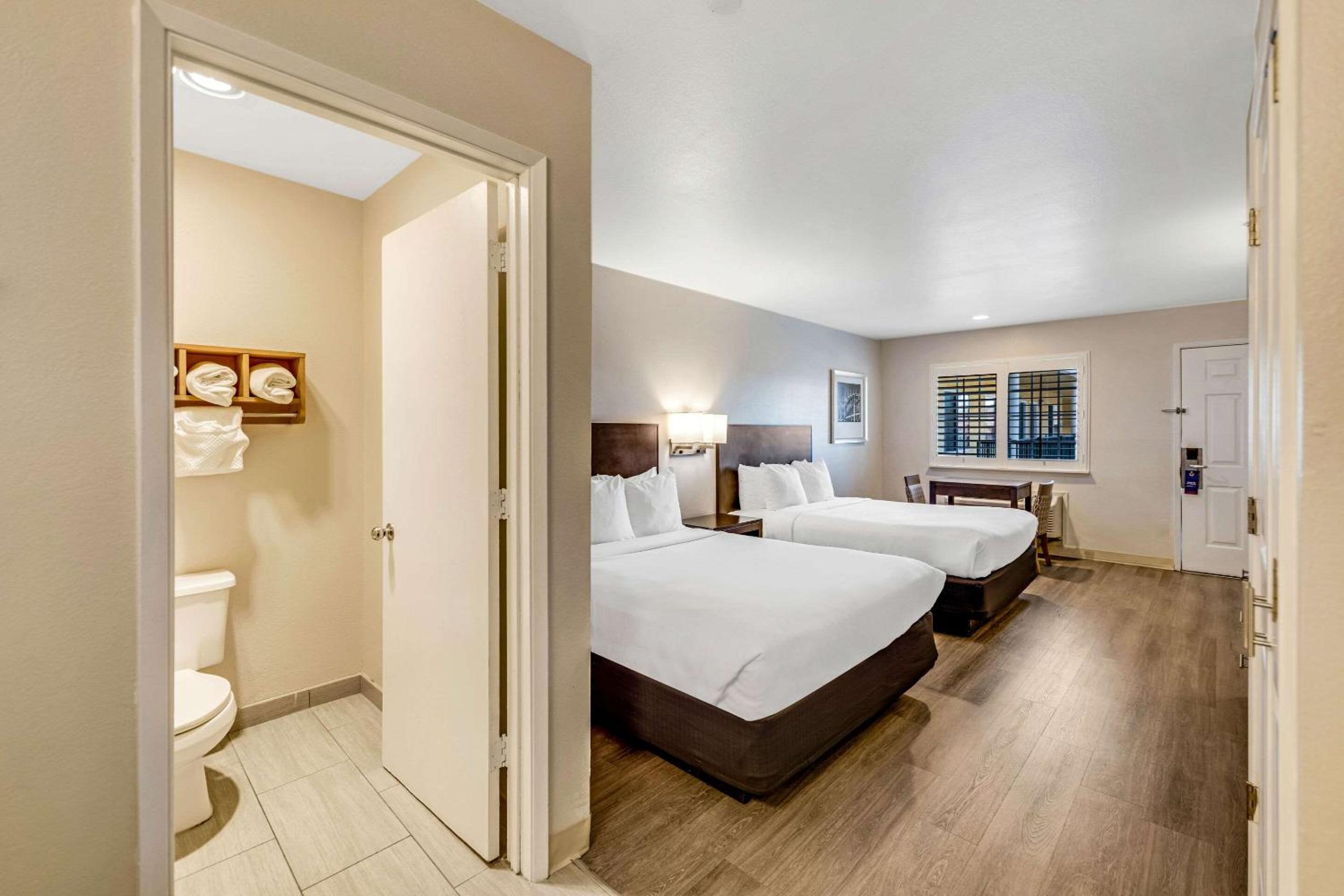 Standard Queen Room with Two Queen Beds - Photo 4