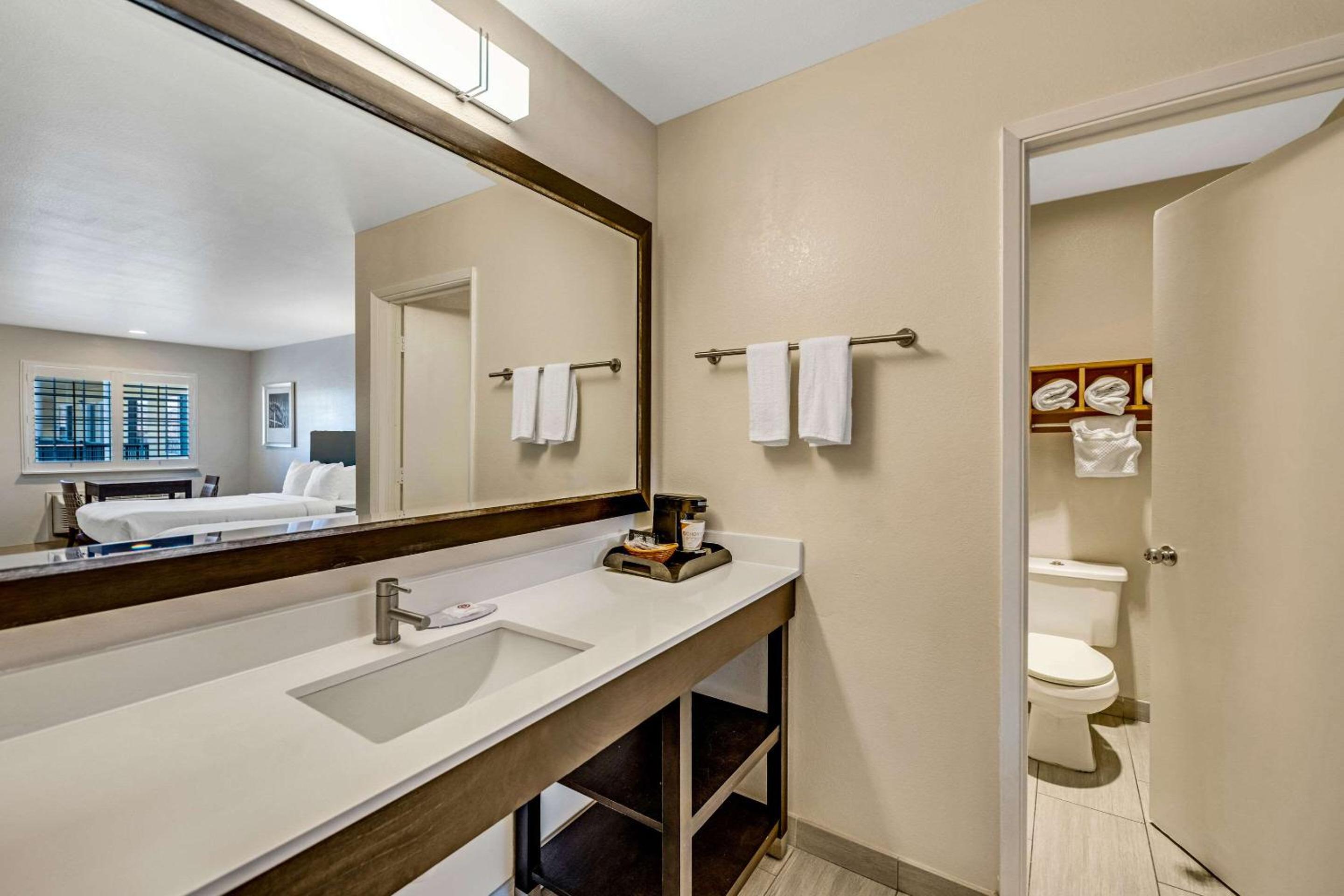 Standard King Room - Photo 4