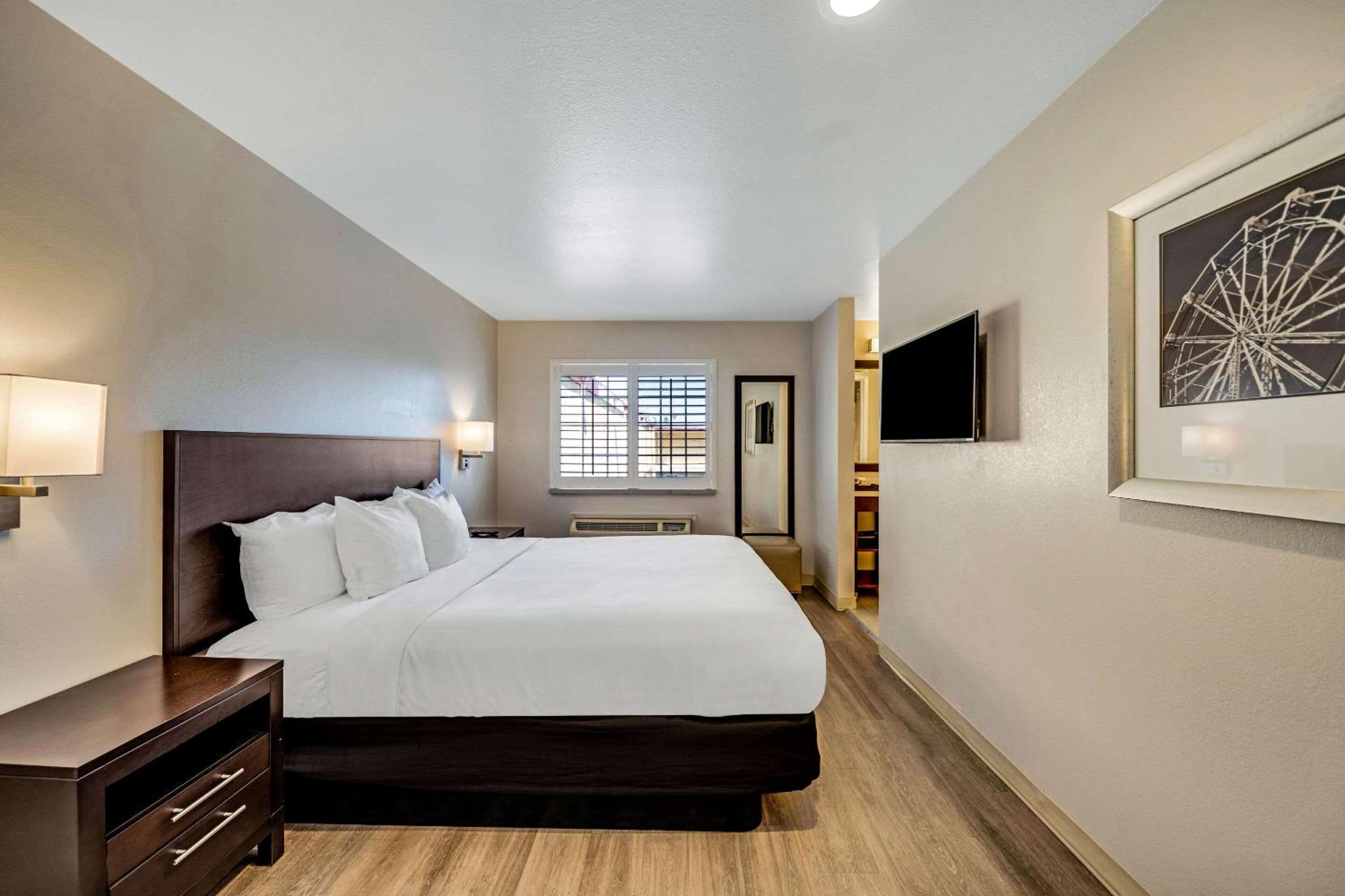 King Suite with Whirlpool - Non-smoking photo 1