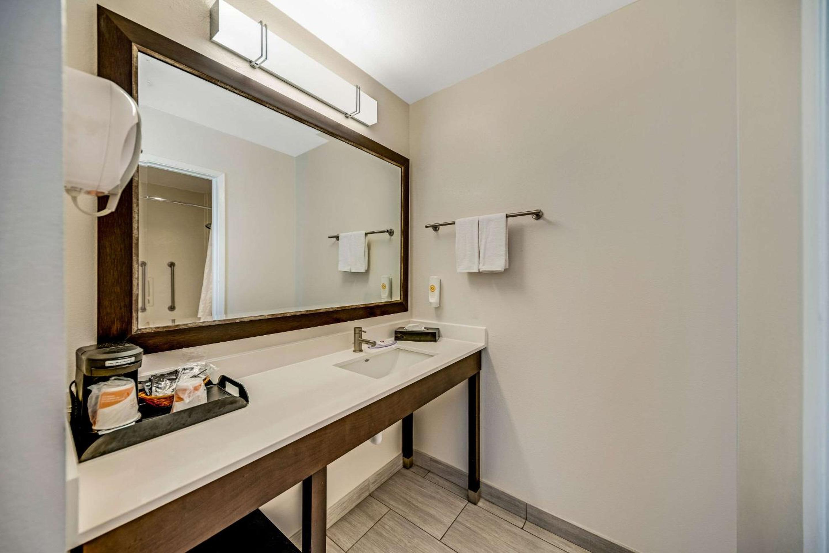 King Suite with Whirlpool - Non-smoking photo 2