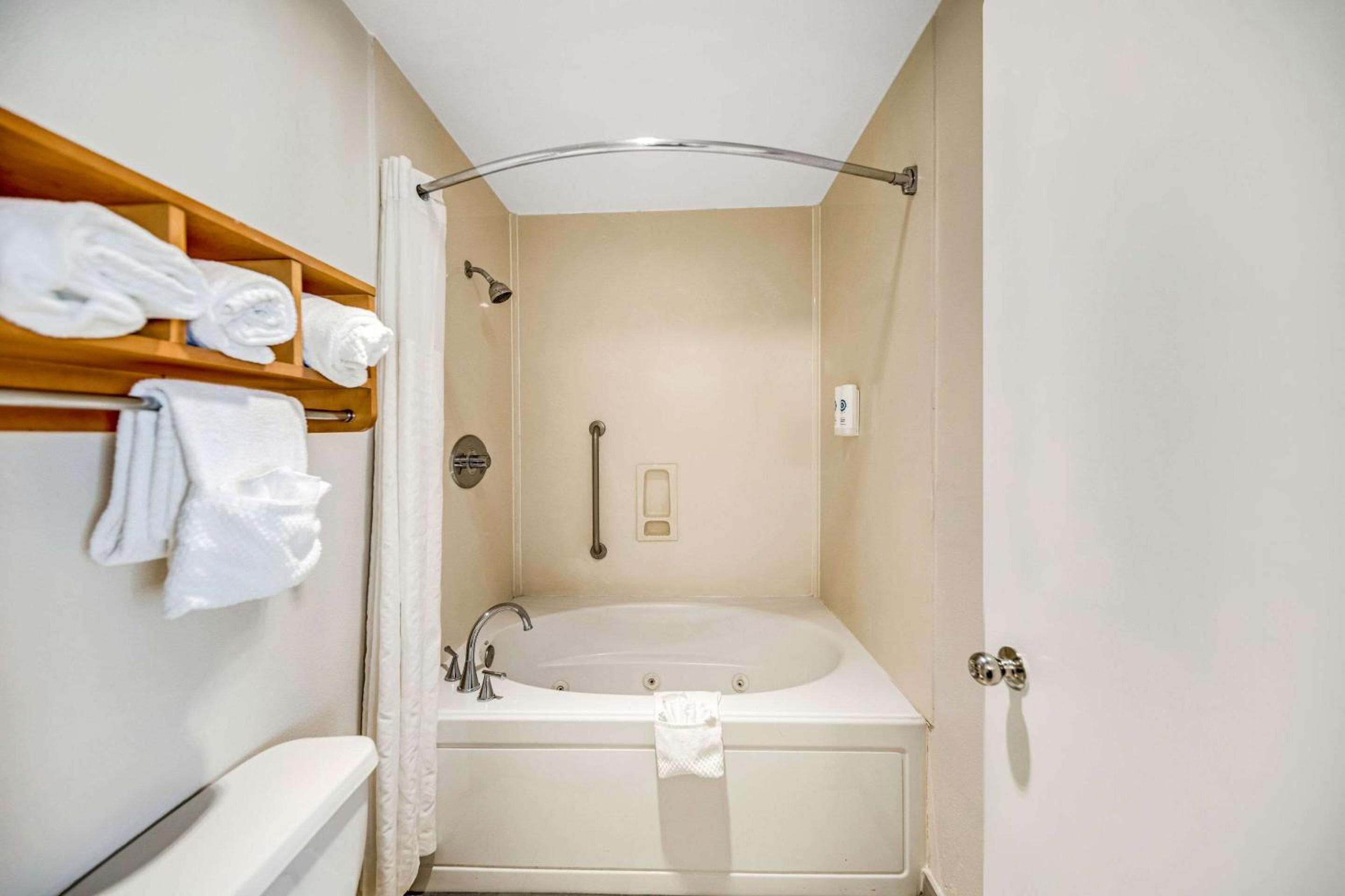 King Suite with Whirlpool - Non-smoking photo 3