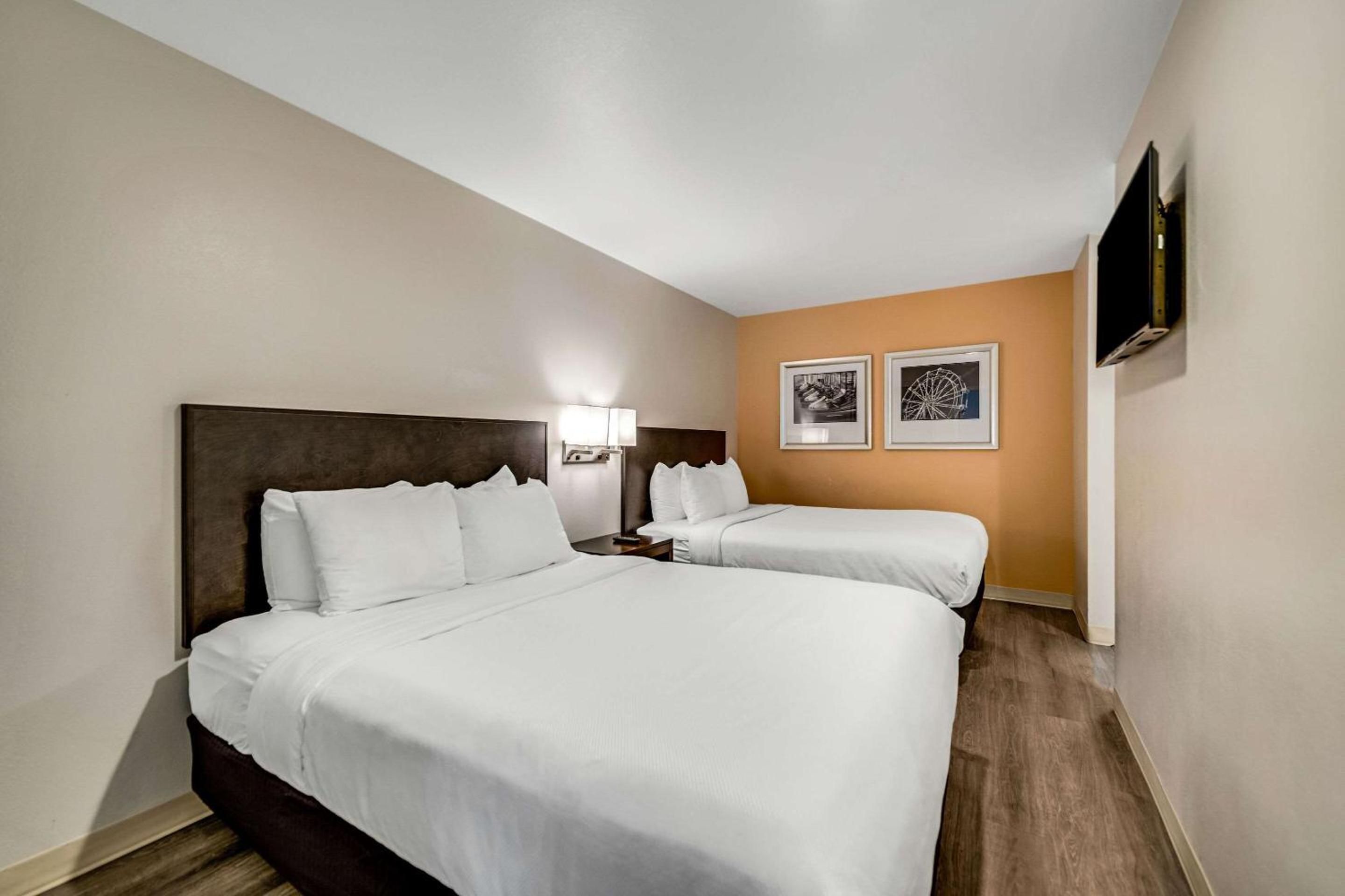 Queen Suite with Two Queen Beds and Whirlpool - Non Smoking - Photo 2
