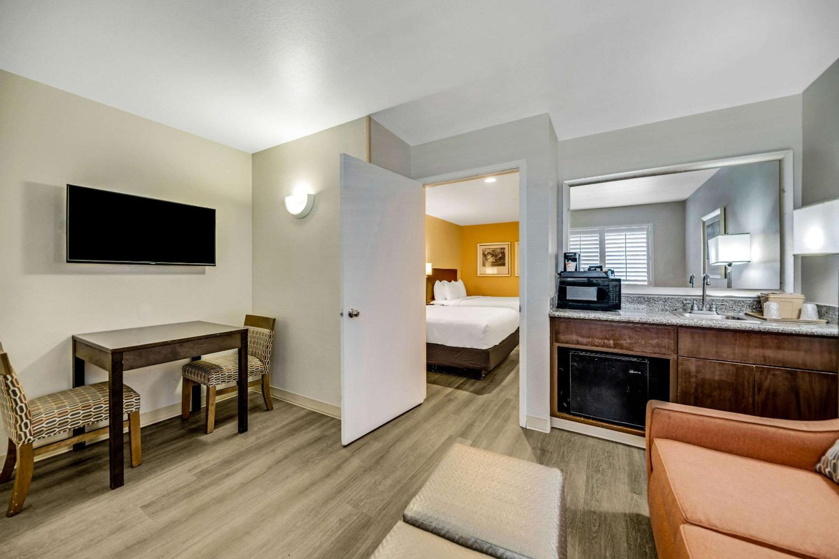 Queen Suite with Two Queen Beds and Whirlpool - Non Smoking - Photo 1