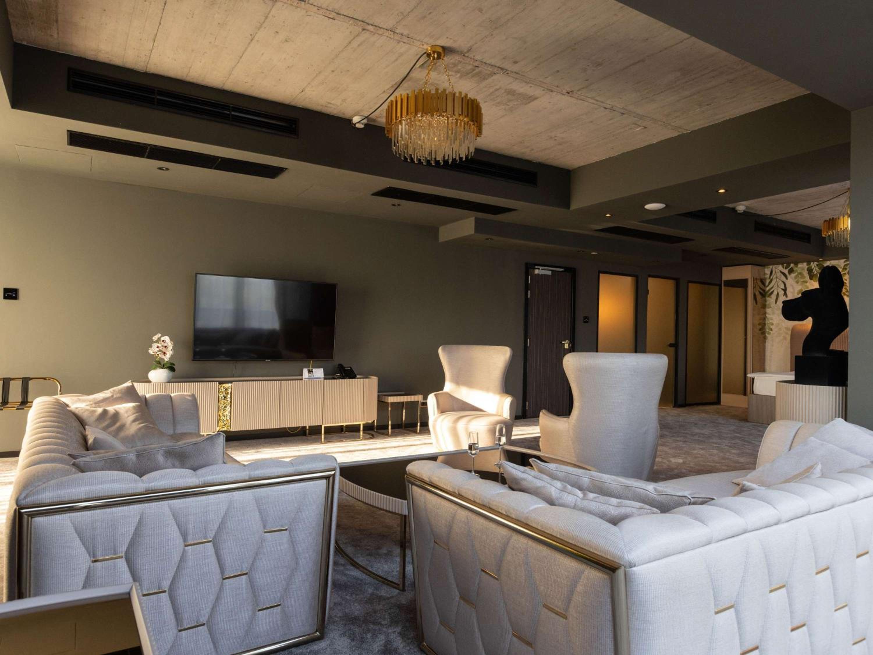 Executive King Suite with Sofa Bed - Photo 2