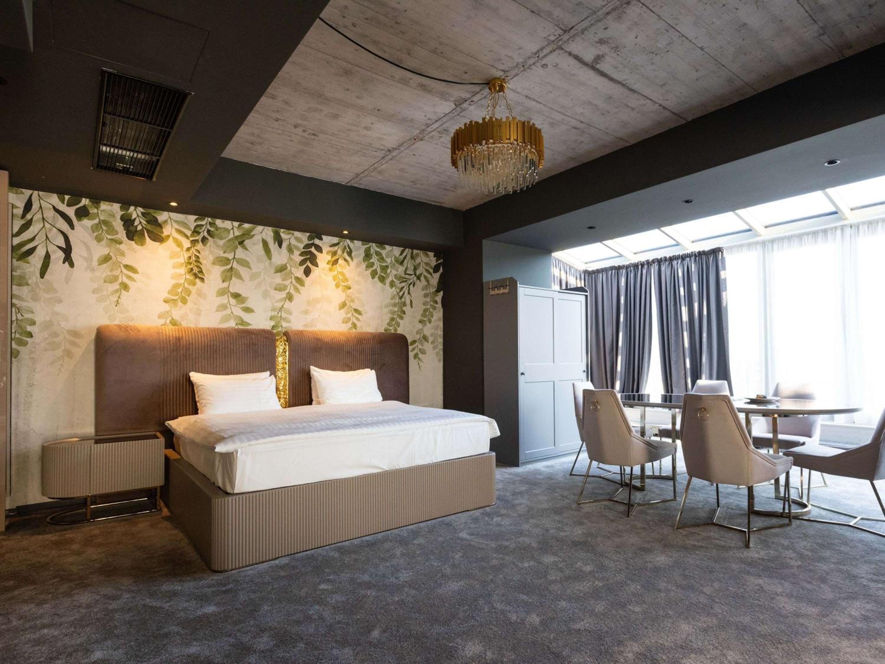 Executive King Suite with Sofa Bed - Photo 1