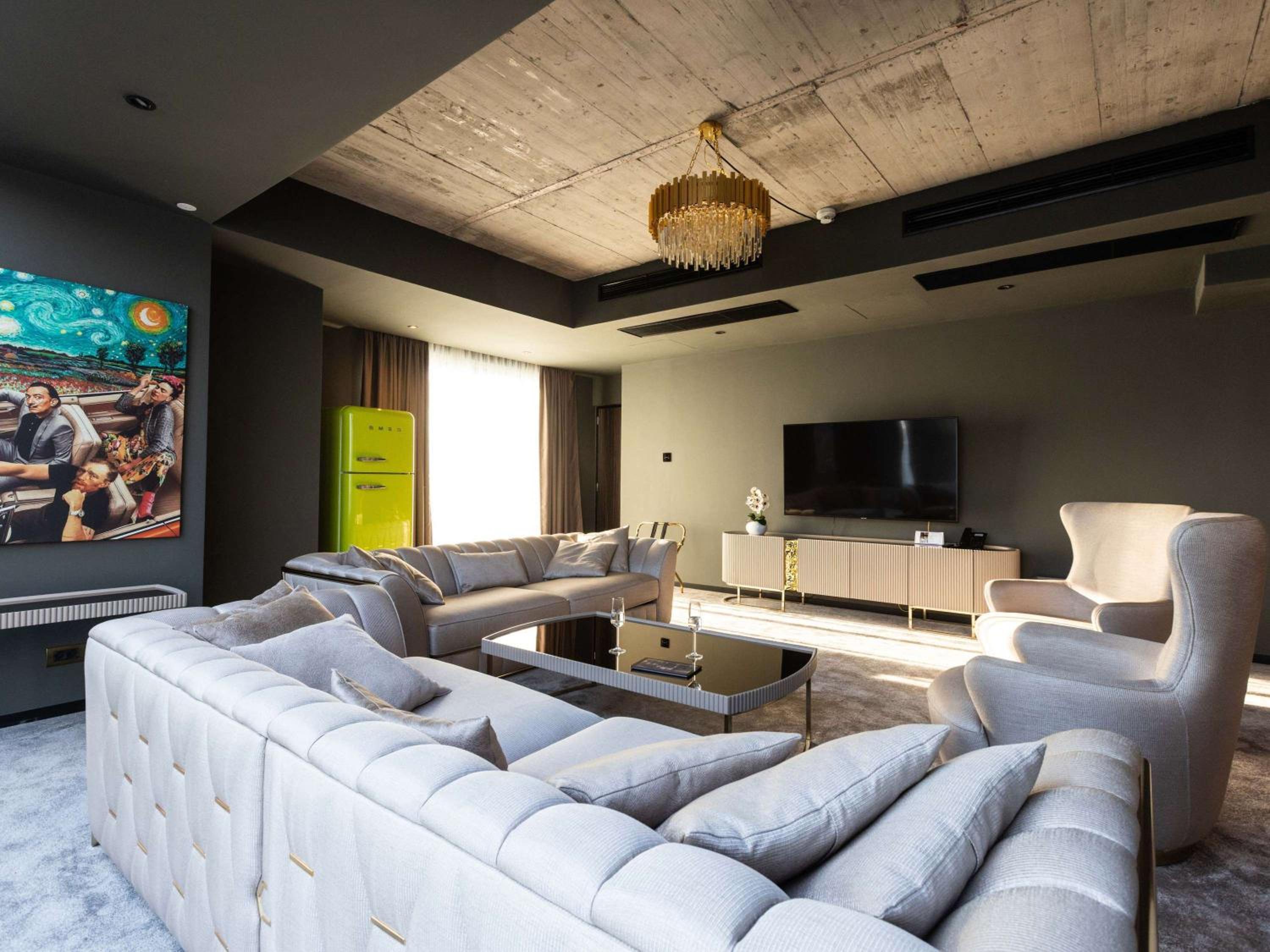 Executive King Suite with Sofa Bed - Photo 7