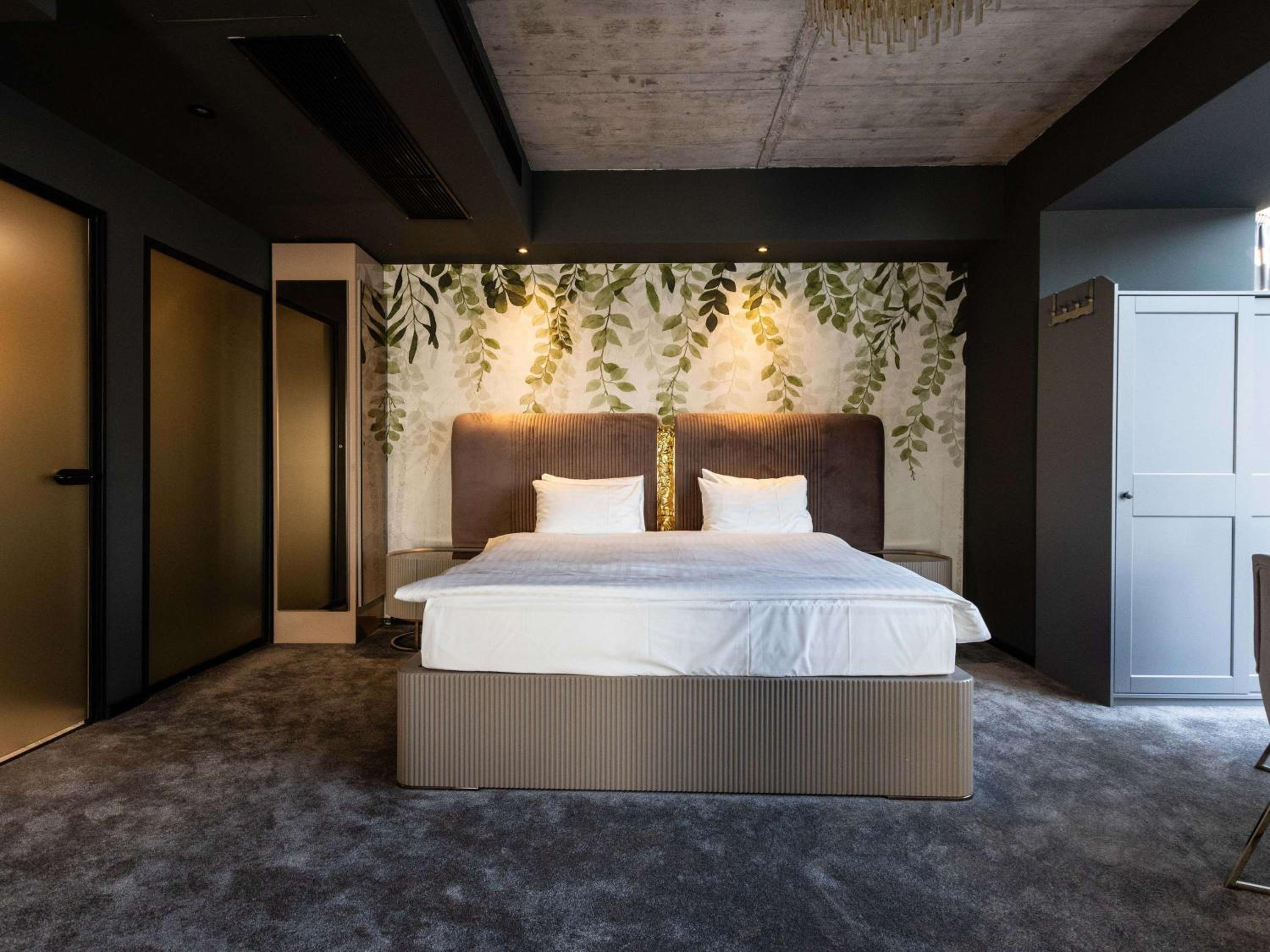 Executive King Suite with Sofa Bed - Photo 3