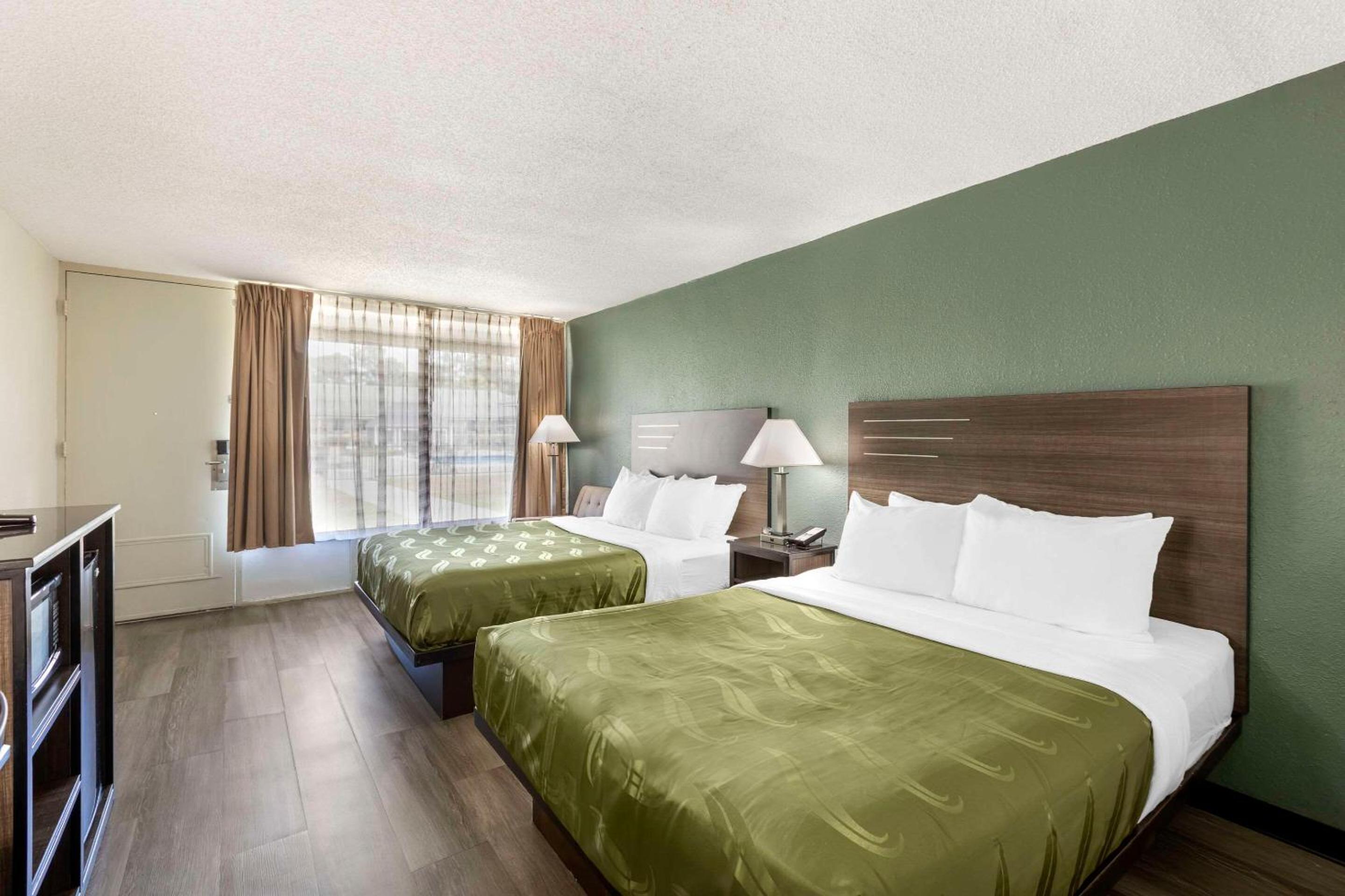 Queen Room with Two Queen Beds - Non-Smoking - Photo 2