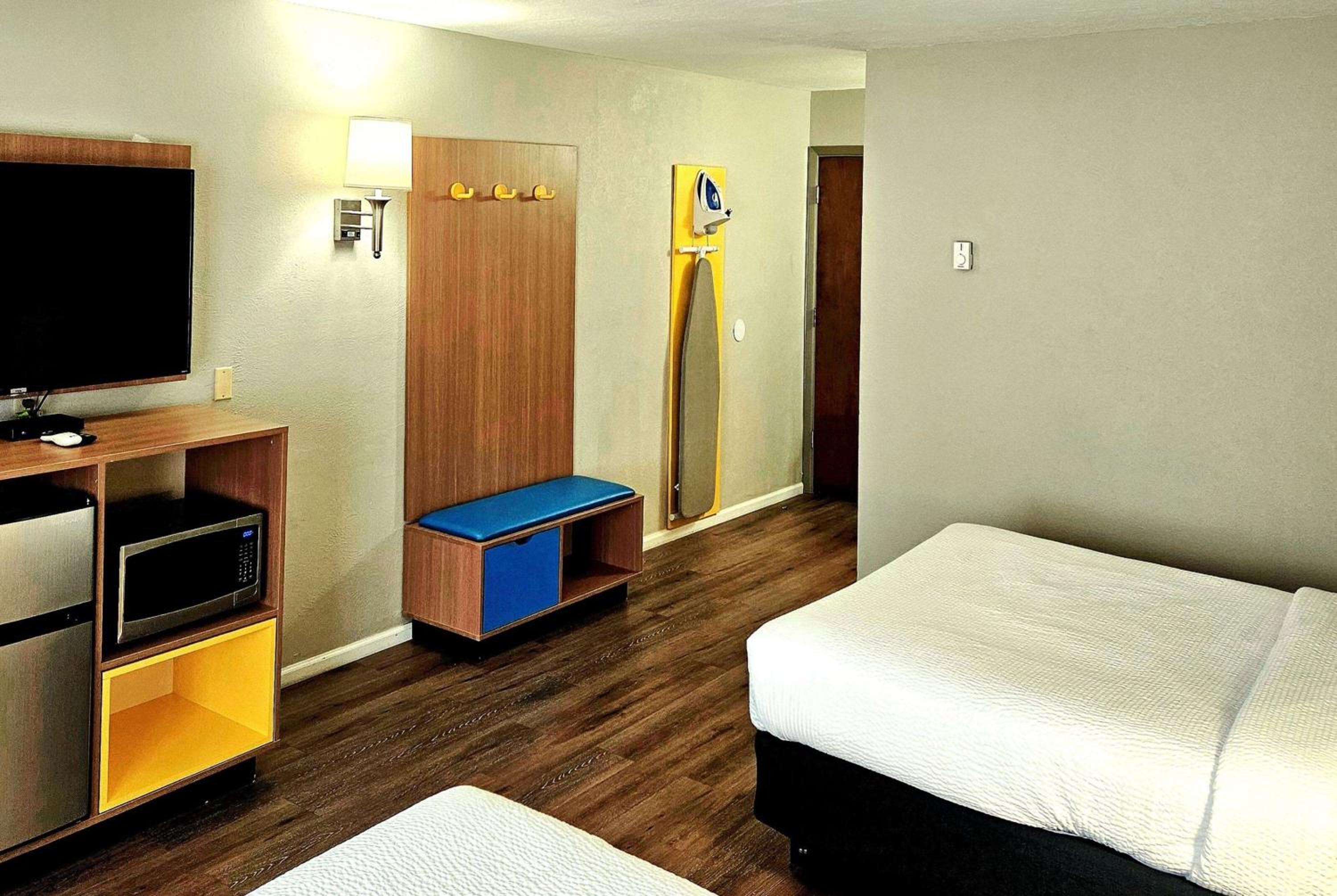 Queen Room with Two Queen Beds - Non-Smoking photo 1