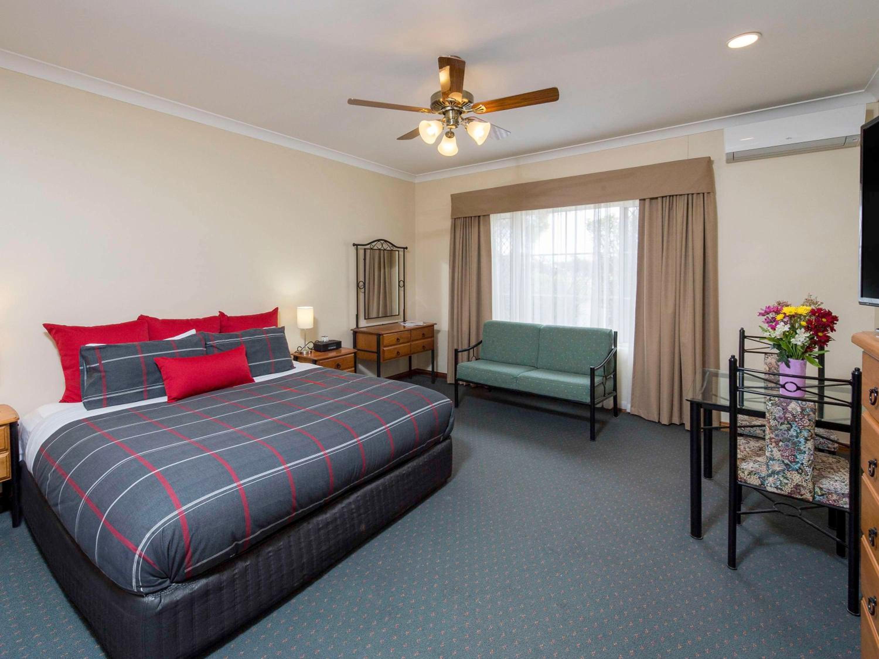 Standard King Room - Photo 8