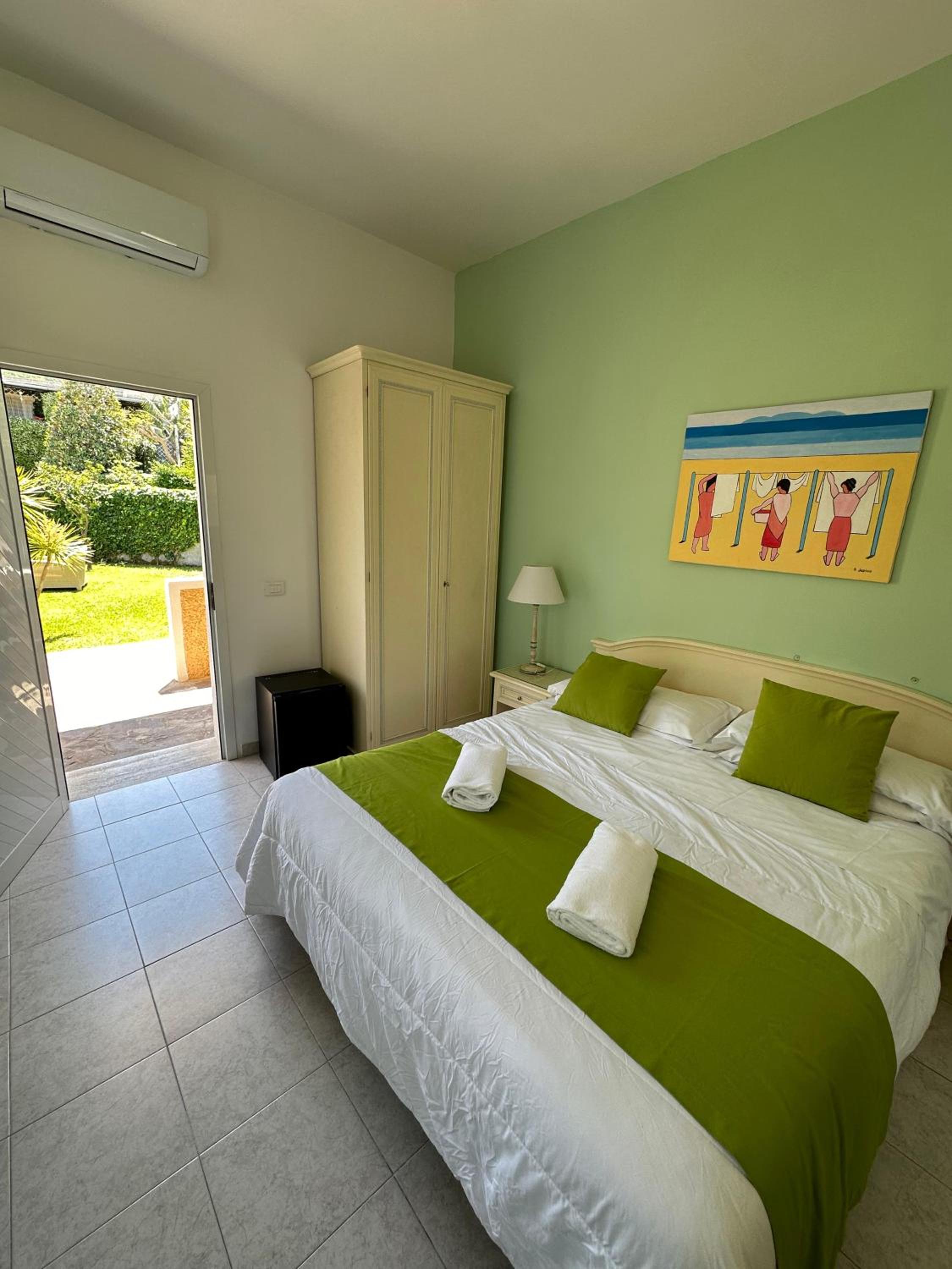 Double or Twin Room with Garden View - Photo 1