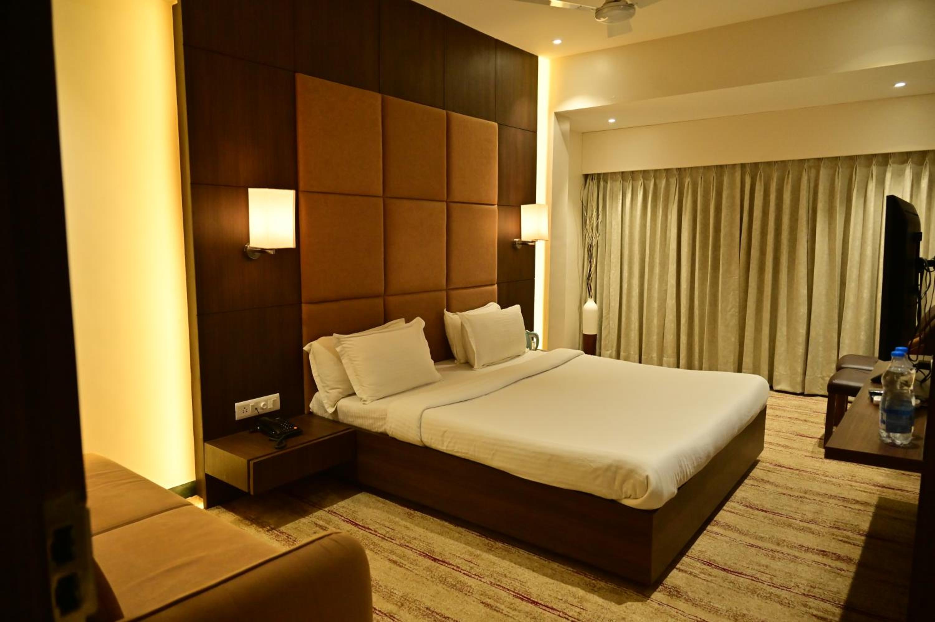 Deluxe Double Room - Photo 9