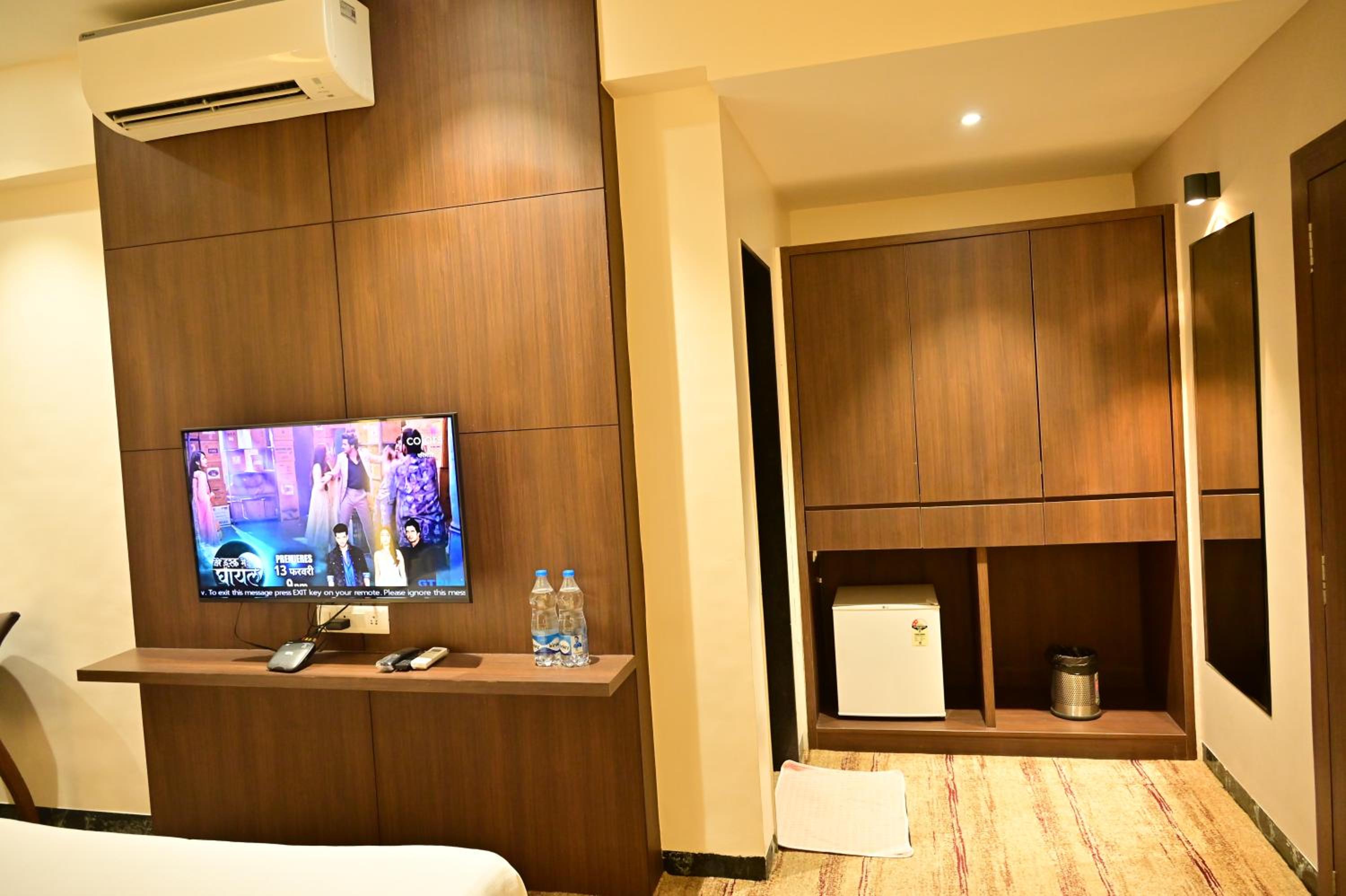 Deluxe Double Room - Photo 11