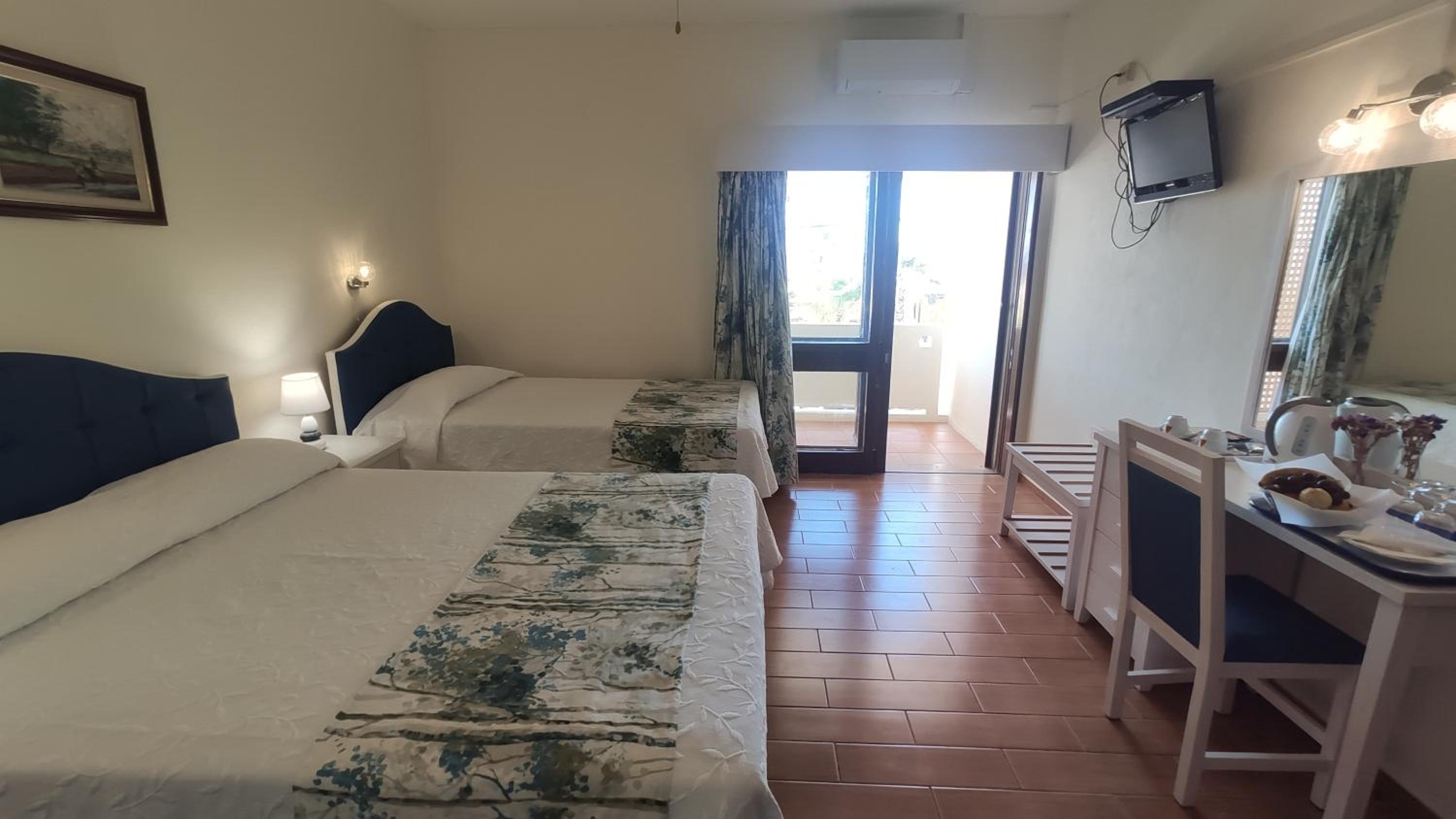 Triple Room with Balcony and Sea or River View  - Photo 7