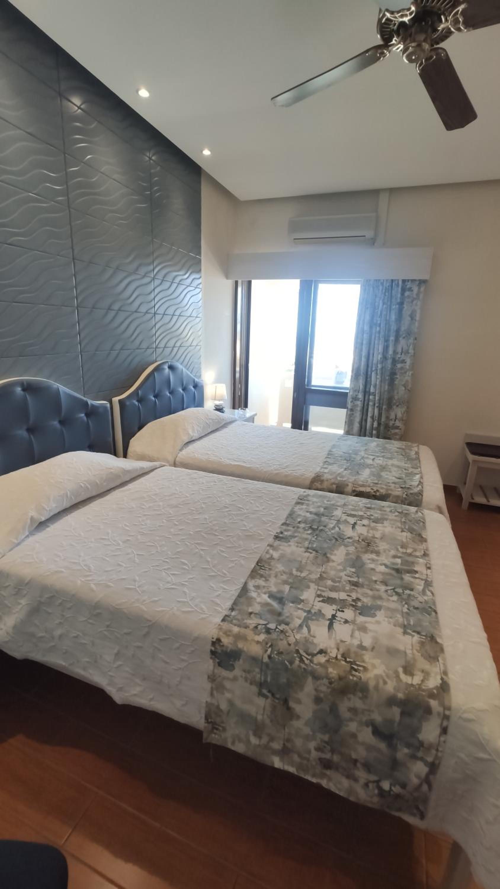 Superior Twin Room with Balcony and Sea or River View - Photo 13
