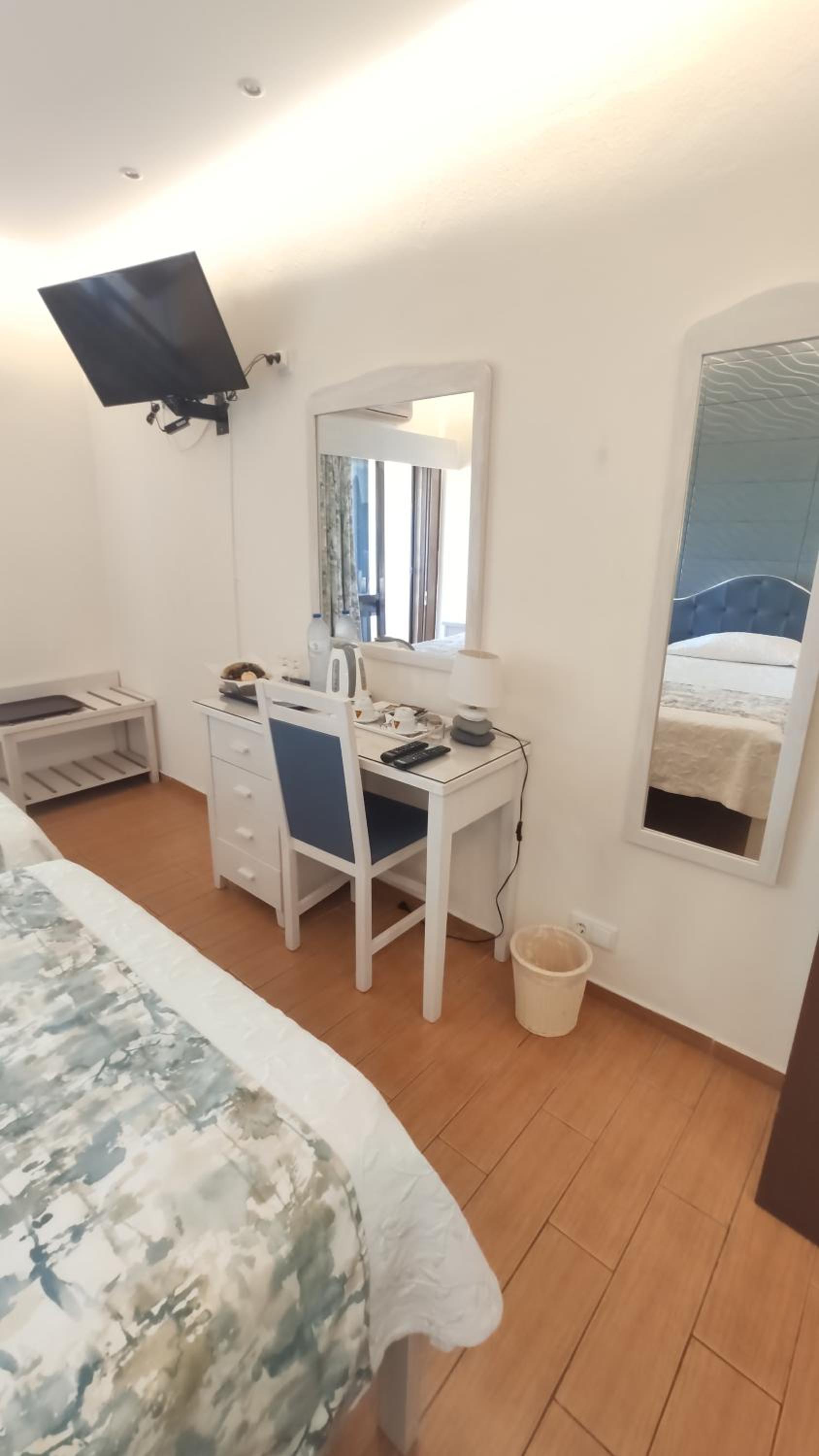 Superior Twin Room with Balcony and Sea or River View - Photo 10