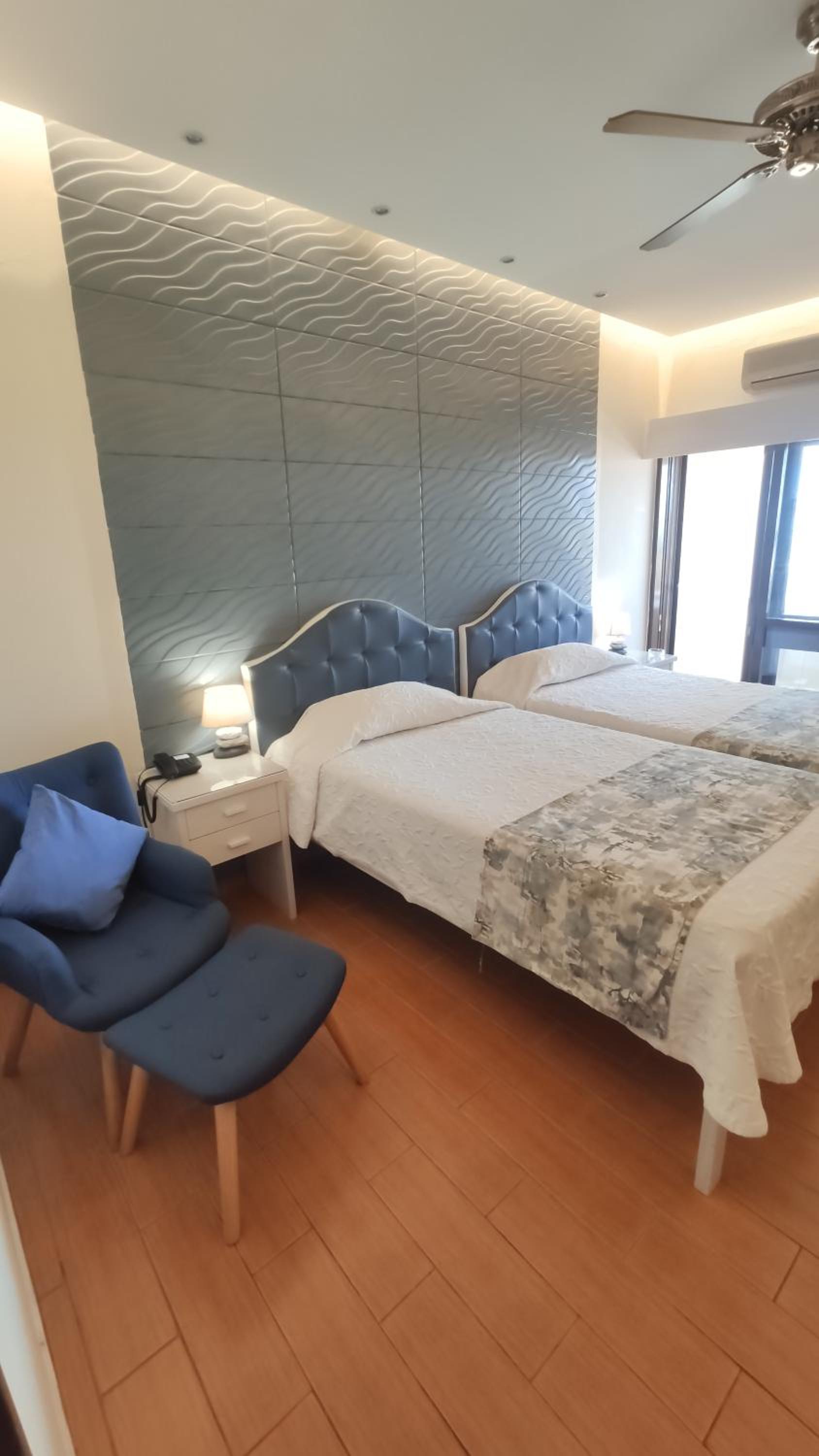 Superior Twin Room with Balcony and Sea or River View - Photo 8