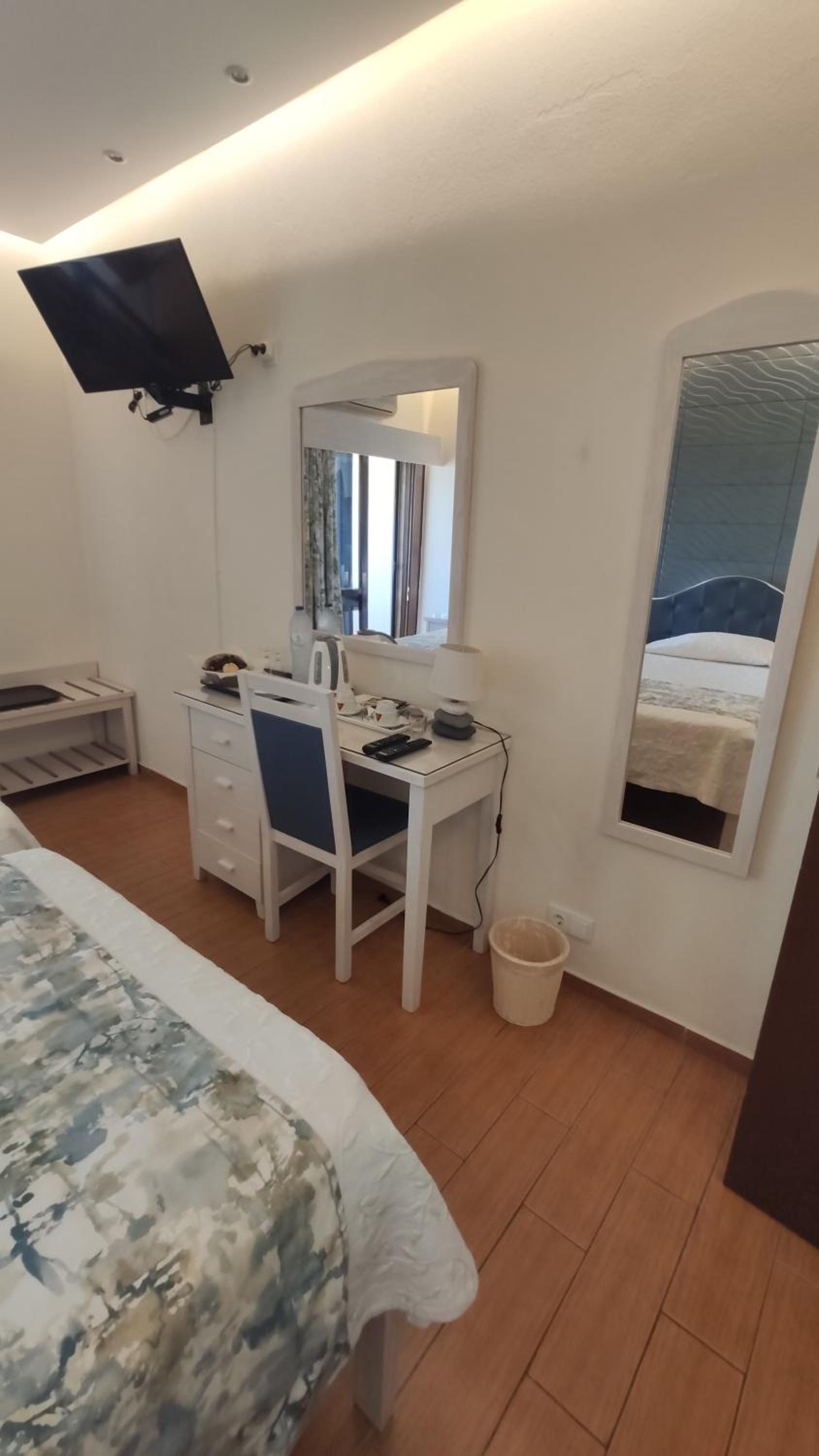 Superior Twin Room with Balcony and Sea or River View - Photo 15