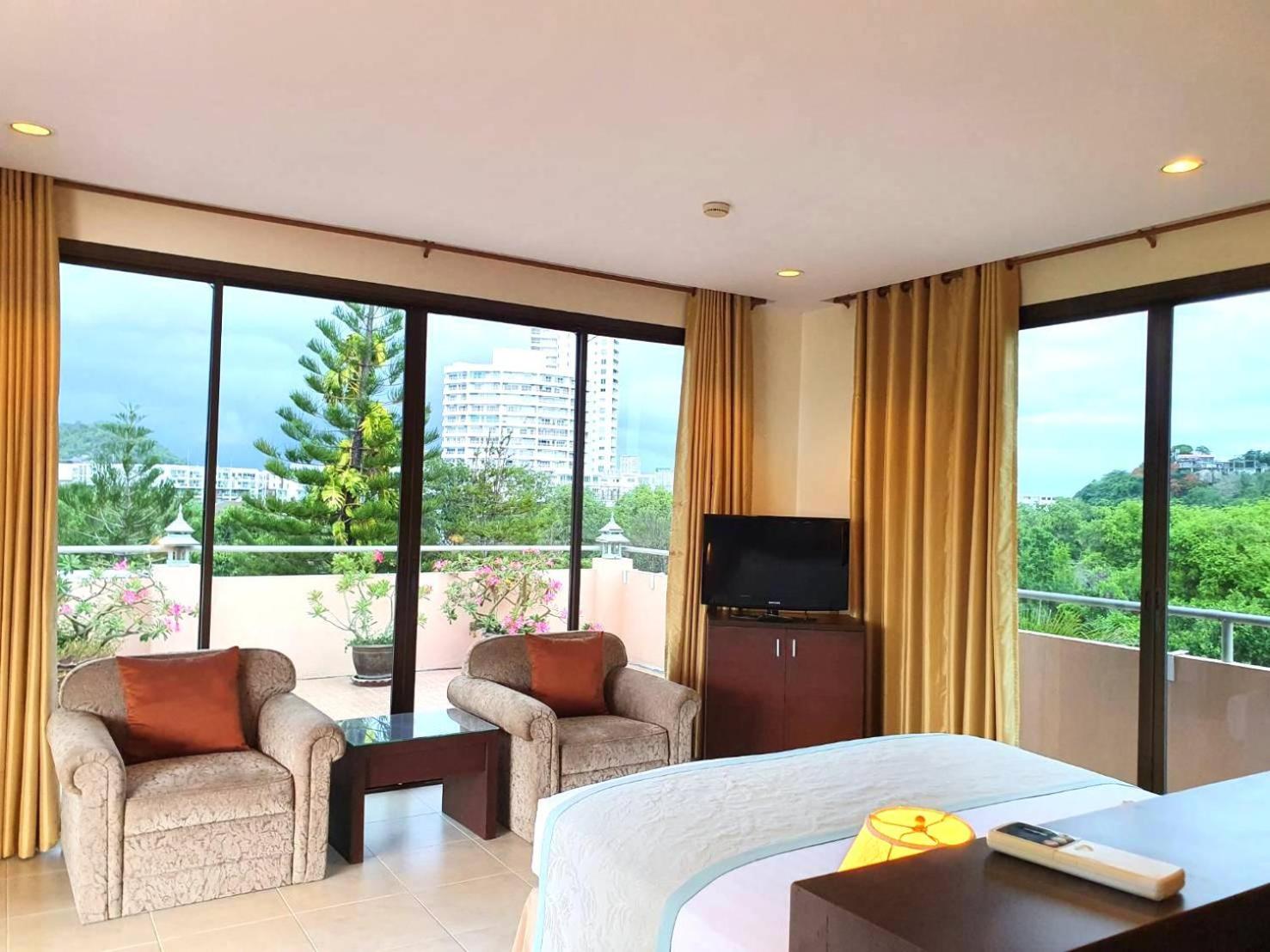 Penthouse Studio with Mountain View - Photo 6