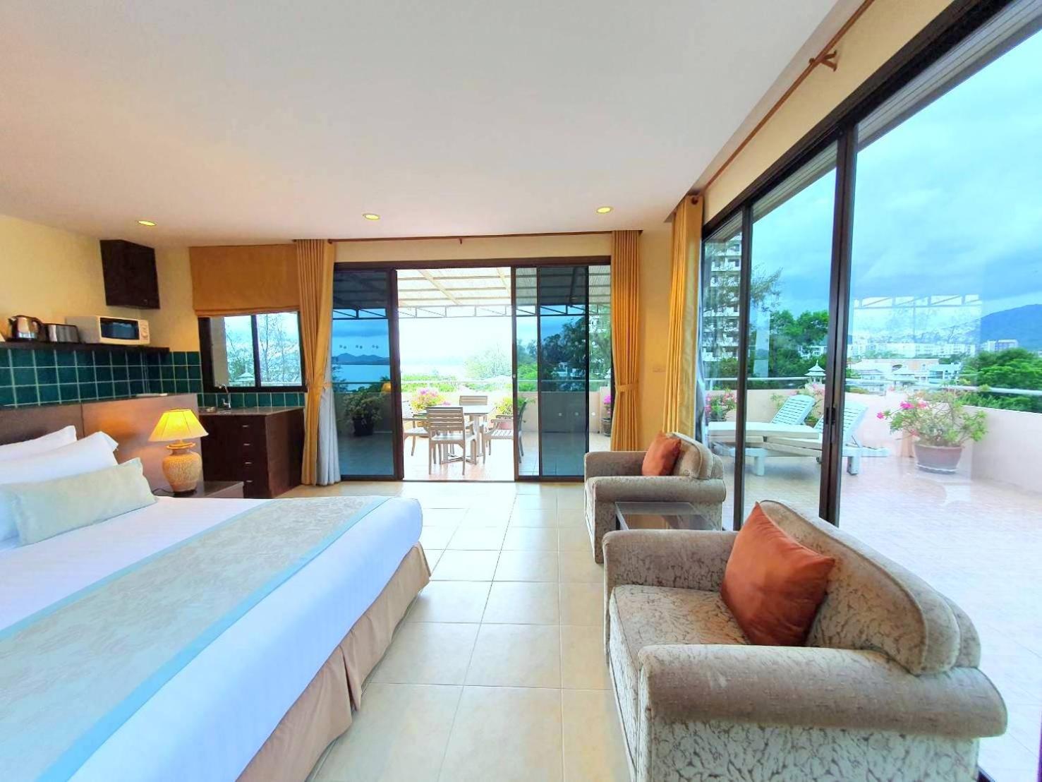 Penthouse Studio with Mountain View - Photo 5