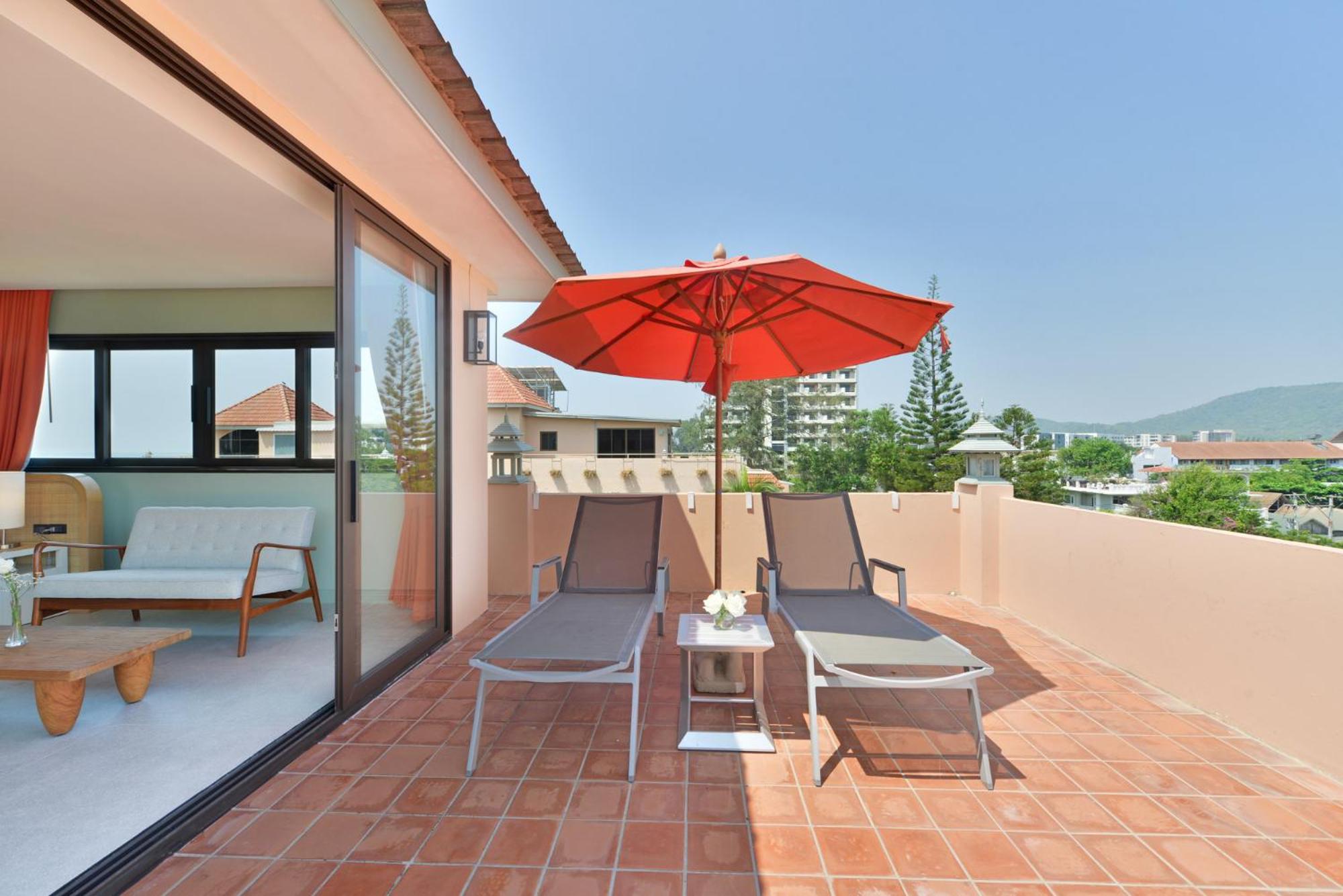 Penthouse Studio with Mountain View - Photo 2