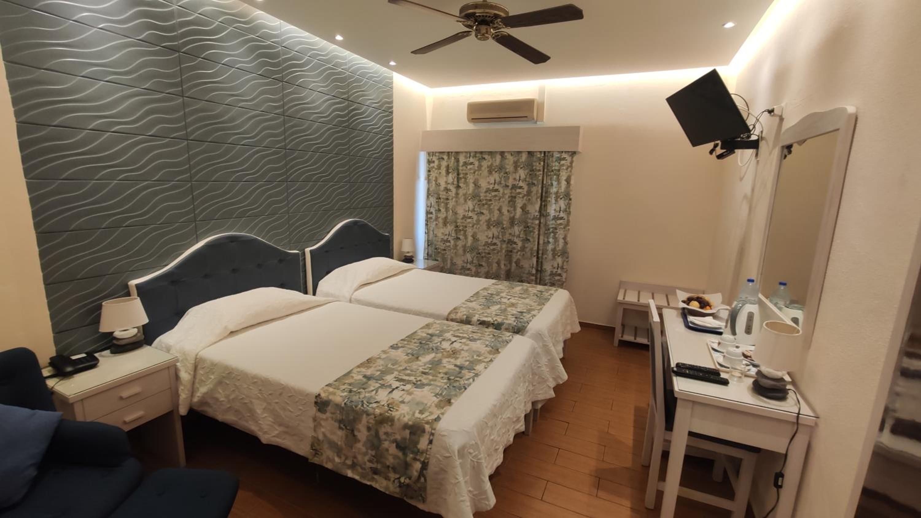 Superior Twin Room with Balcony and Sea or River View - Photo 3