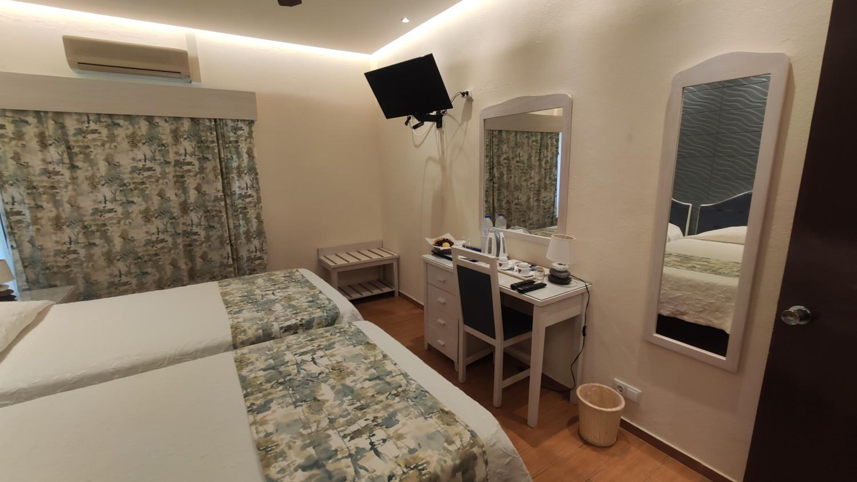 Superior Twin Room with Balcony and Sea or River View - Photo 7