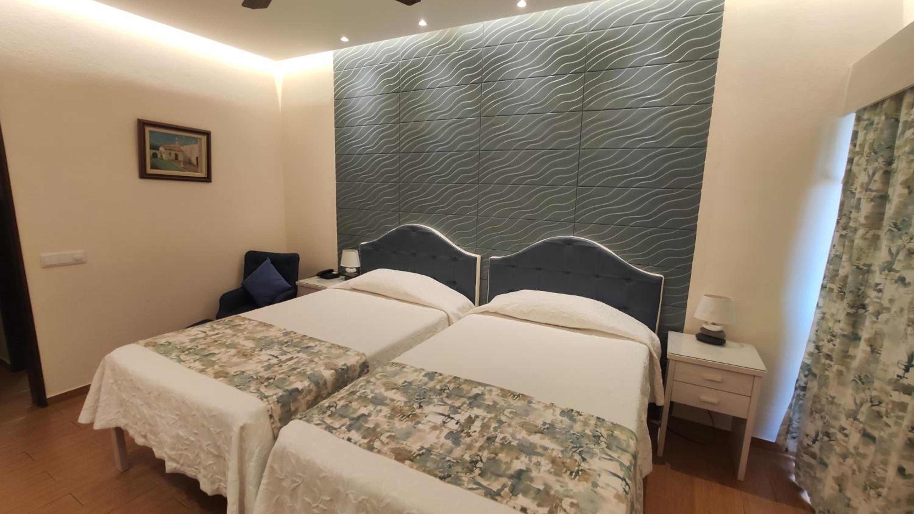 Superior Twin Room with Balcony and Sea or River View - Photo 6