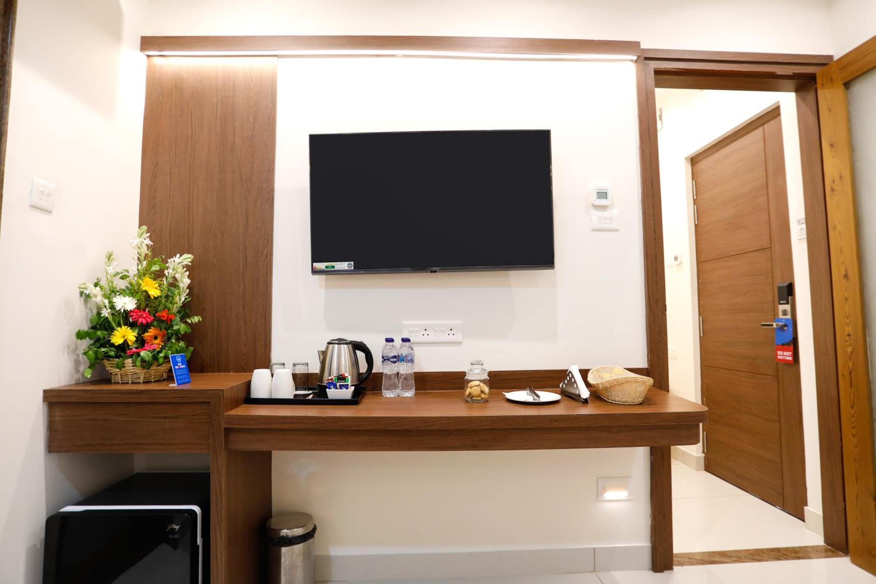 Suite with Hot Tub - Photo 9