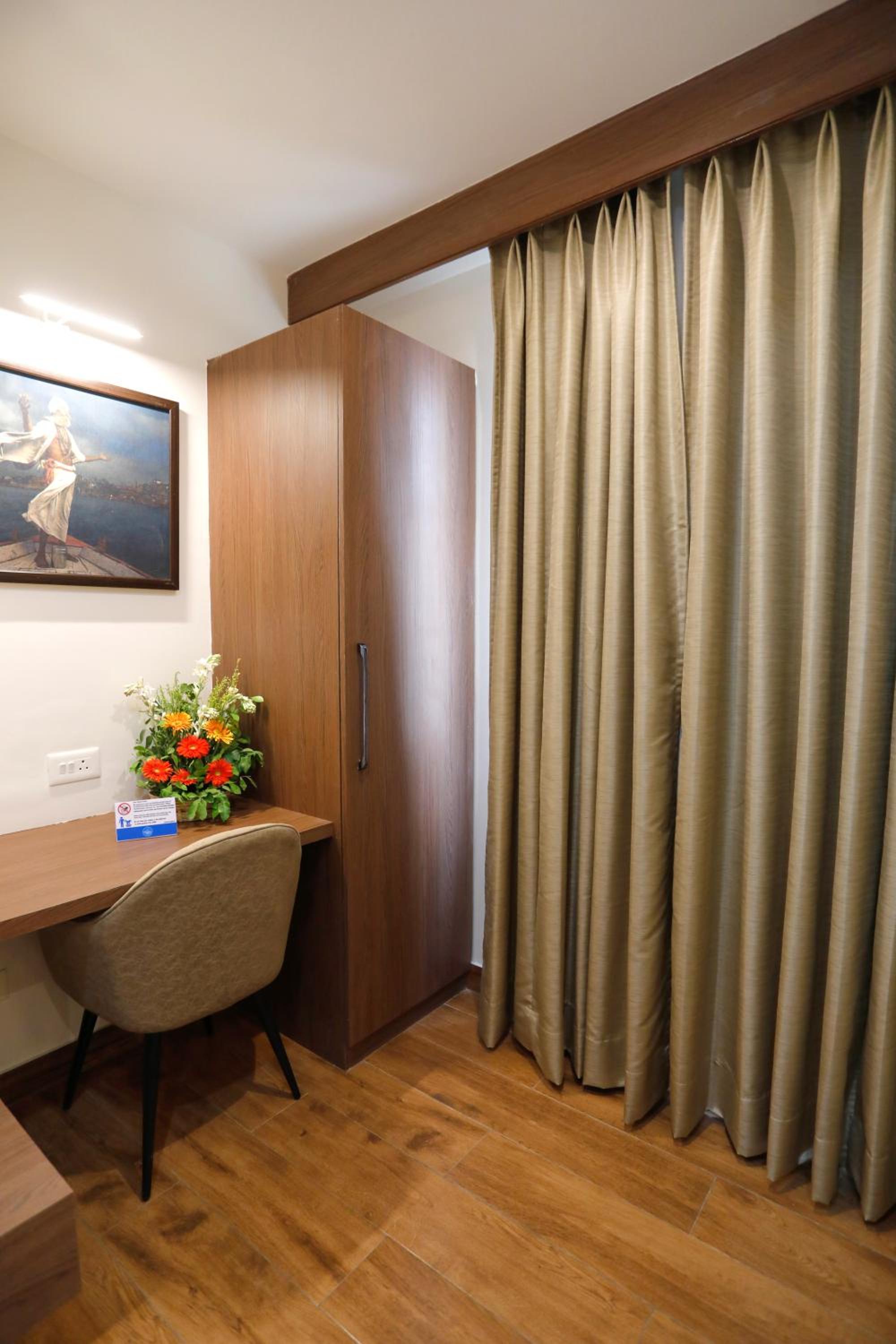 Suite with Hot Tub - Photo 6