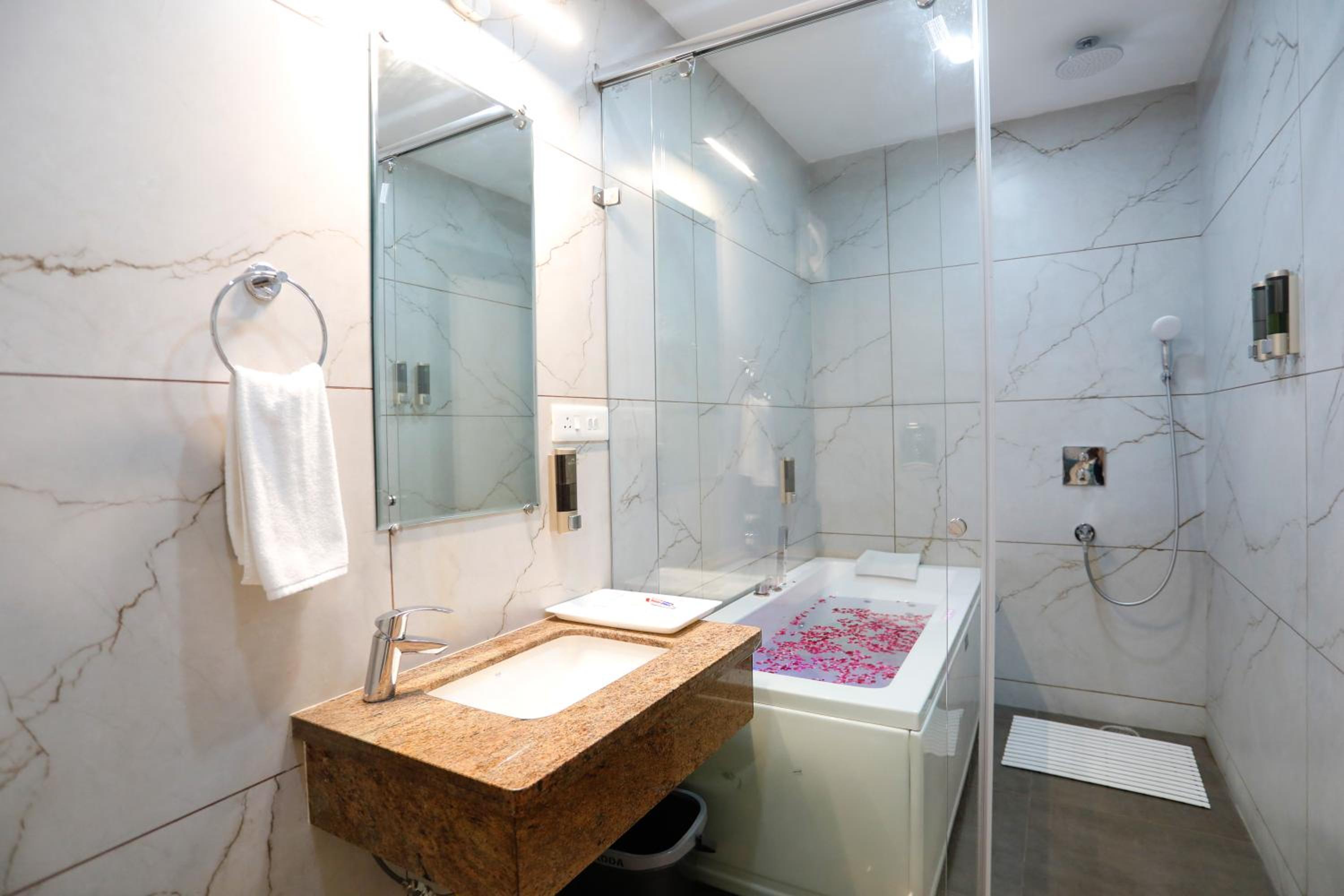 Suite with Hot Tub - Photo 3