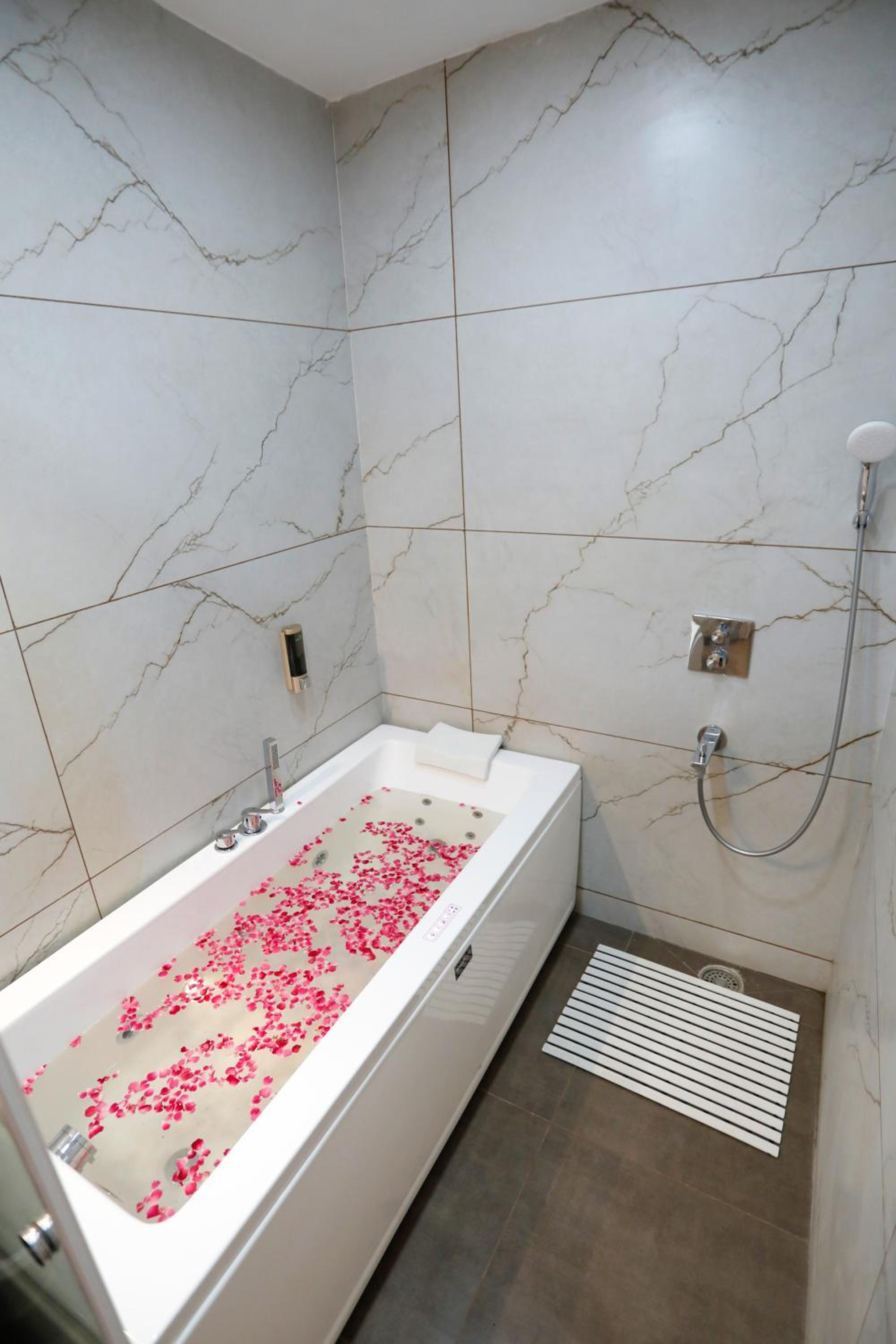 Suite with Hot Tub - Photo 4