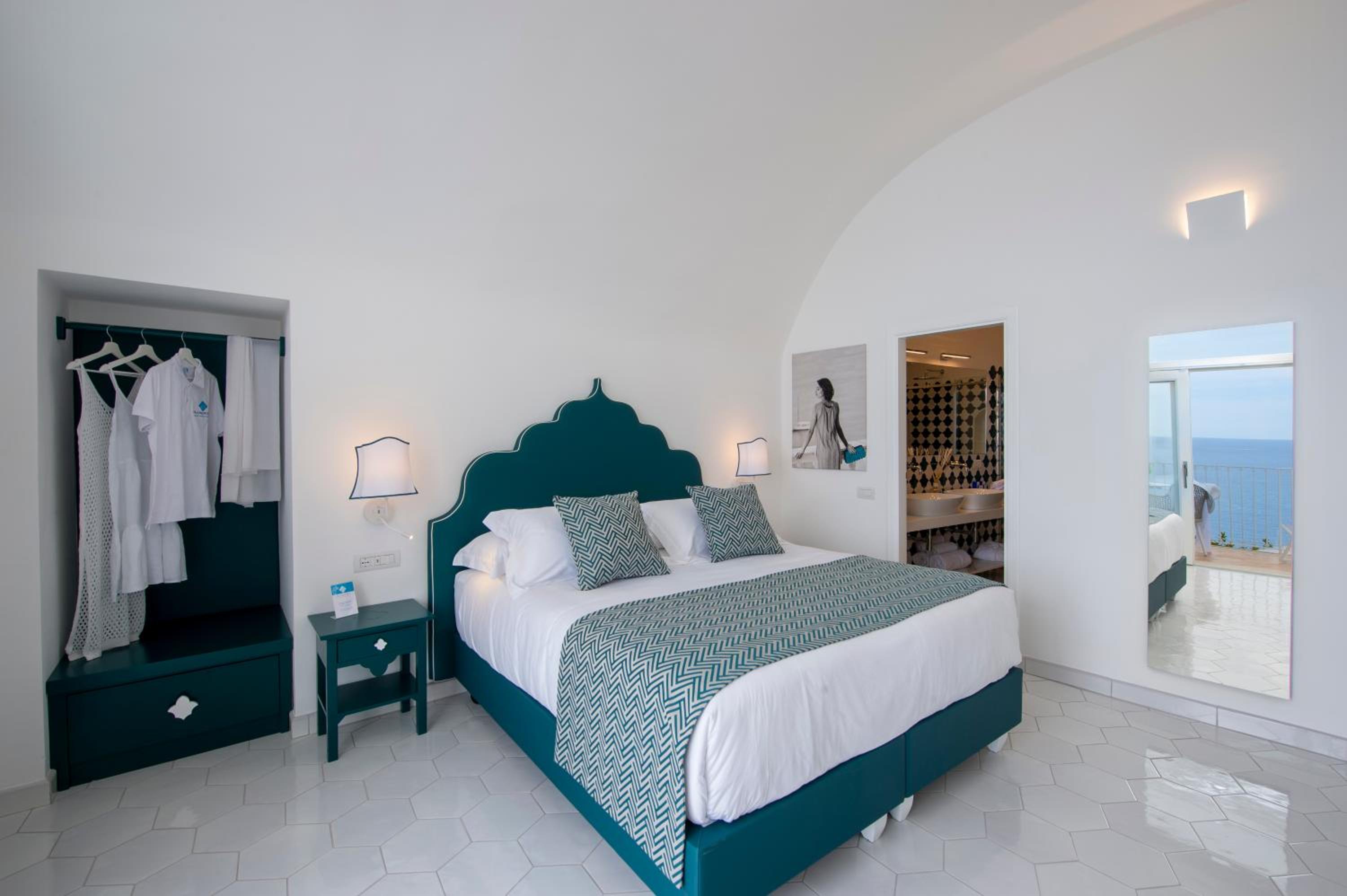 Deluxe Double or Twin Room with Sea View photo 3