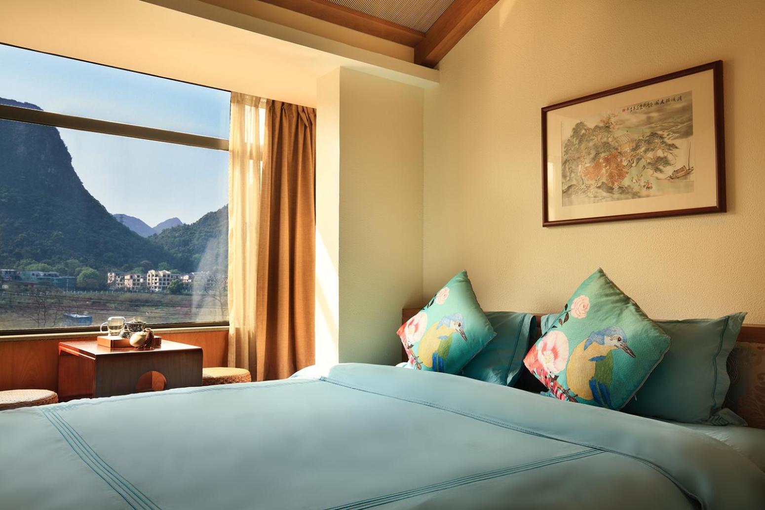 Family Room with Mountain View-free pick up available for minimum 2 nights stay