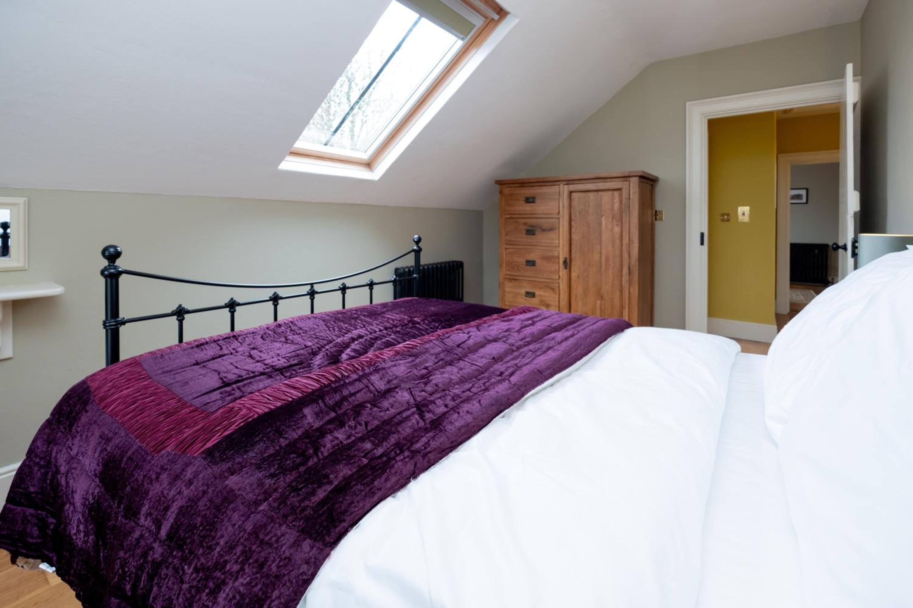 Five-Bedroom House photo 1