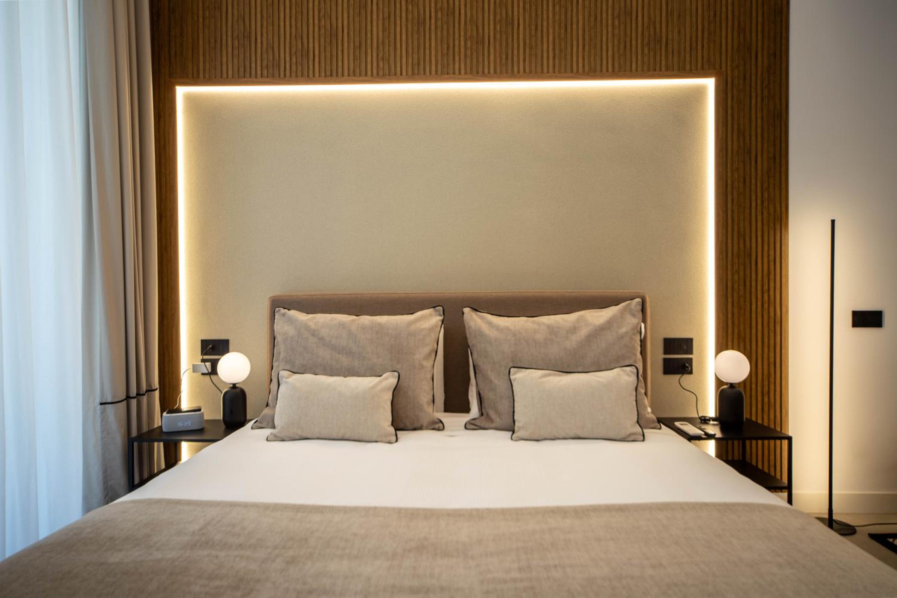 Deluxe King Room photo 2