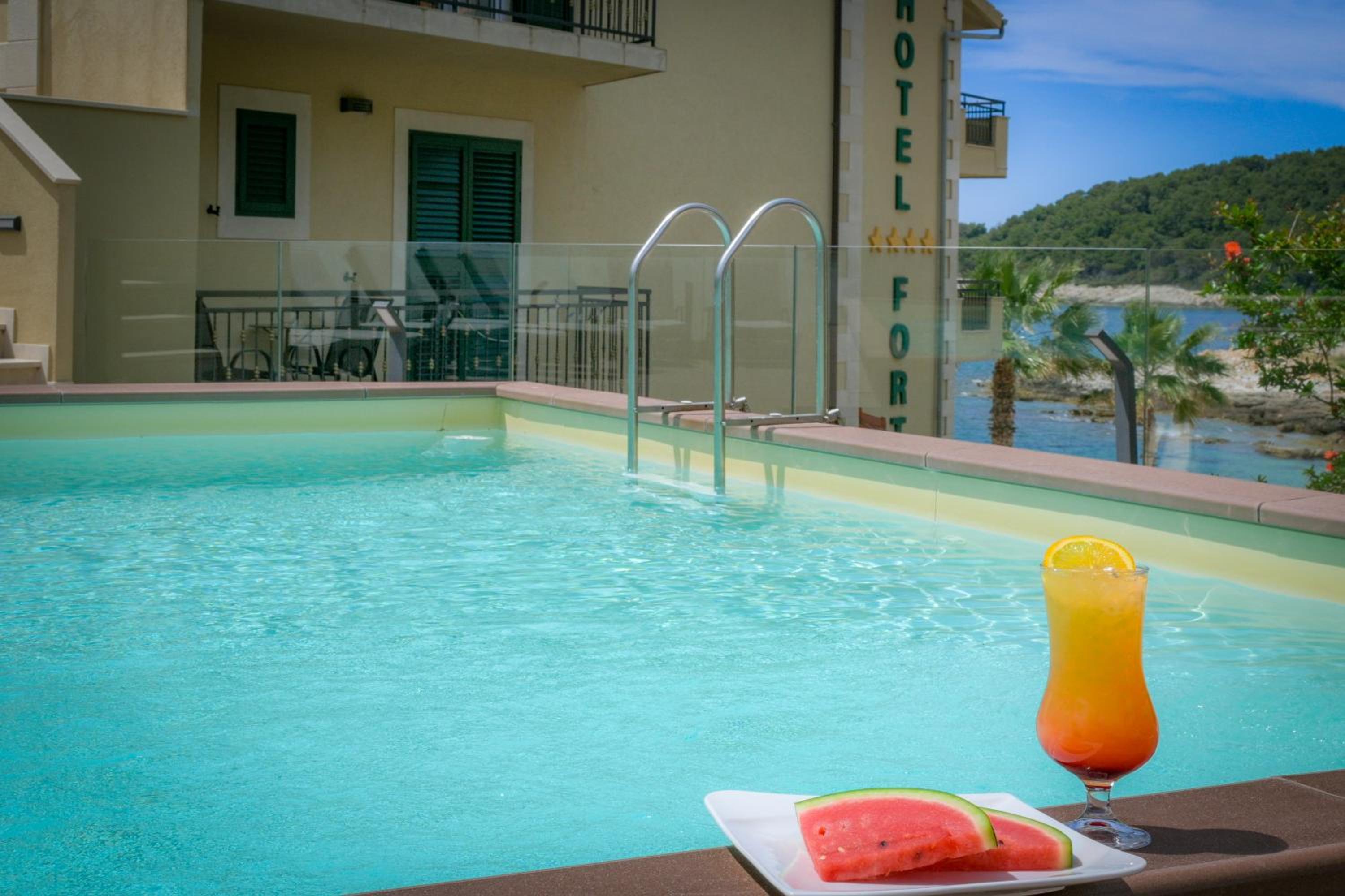 Double Room with Pool View - Photo 4