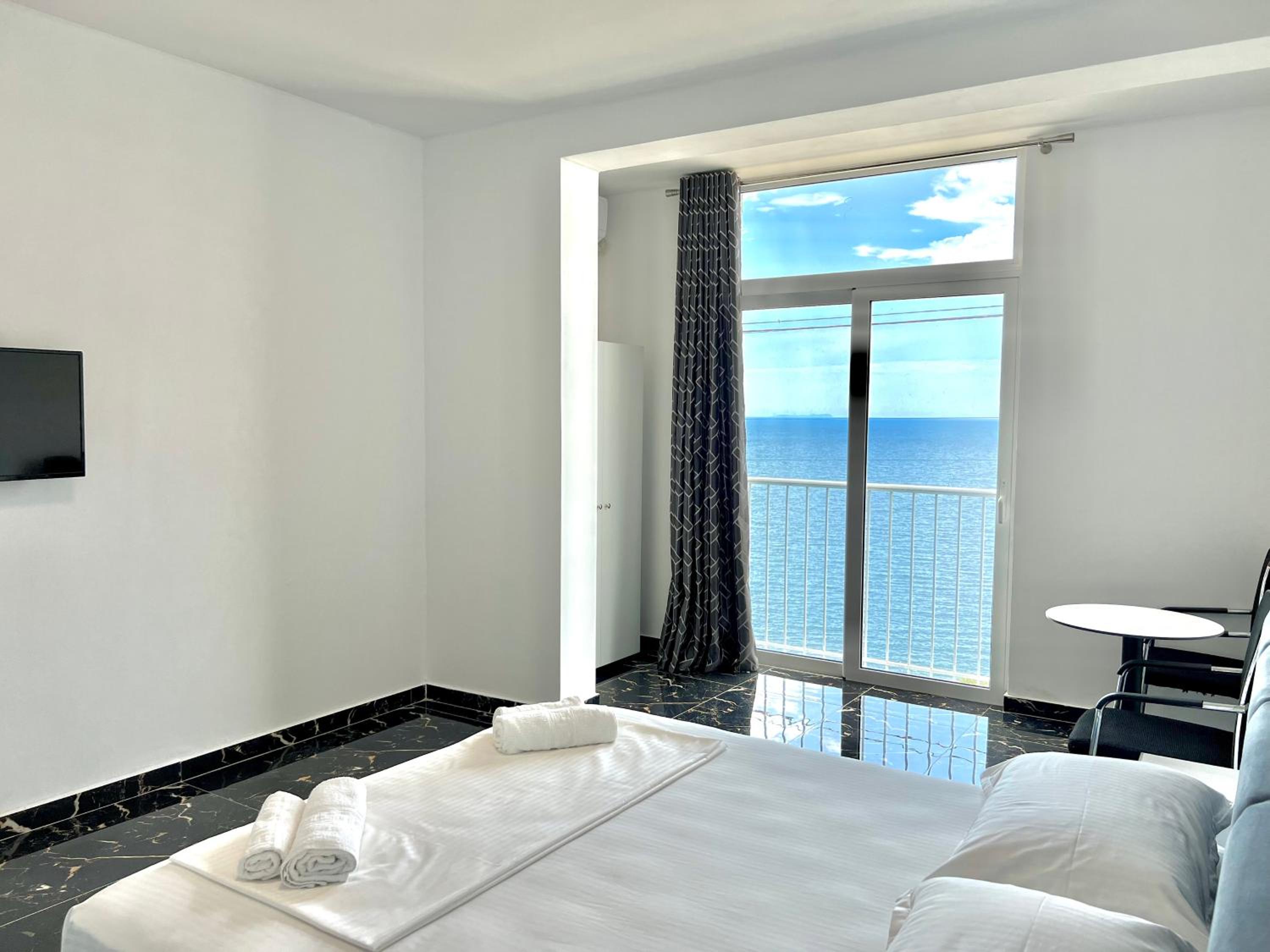 Deluxe Double Room with Sea View photo 3