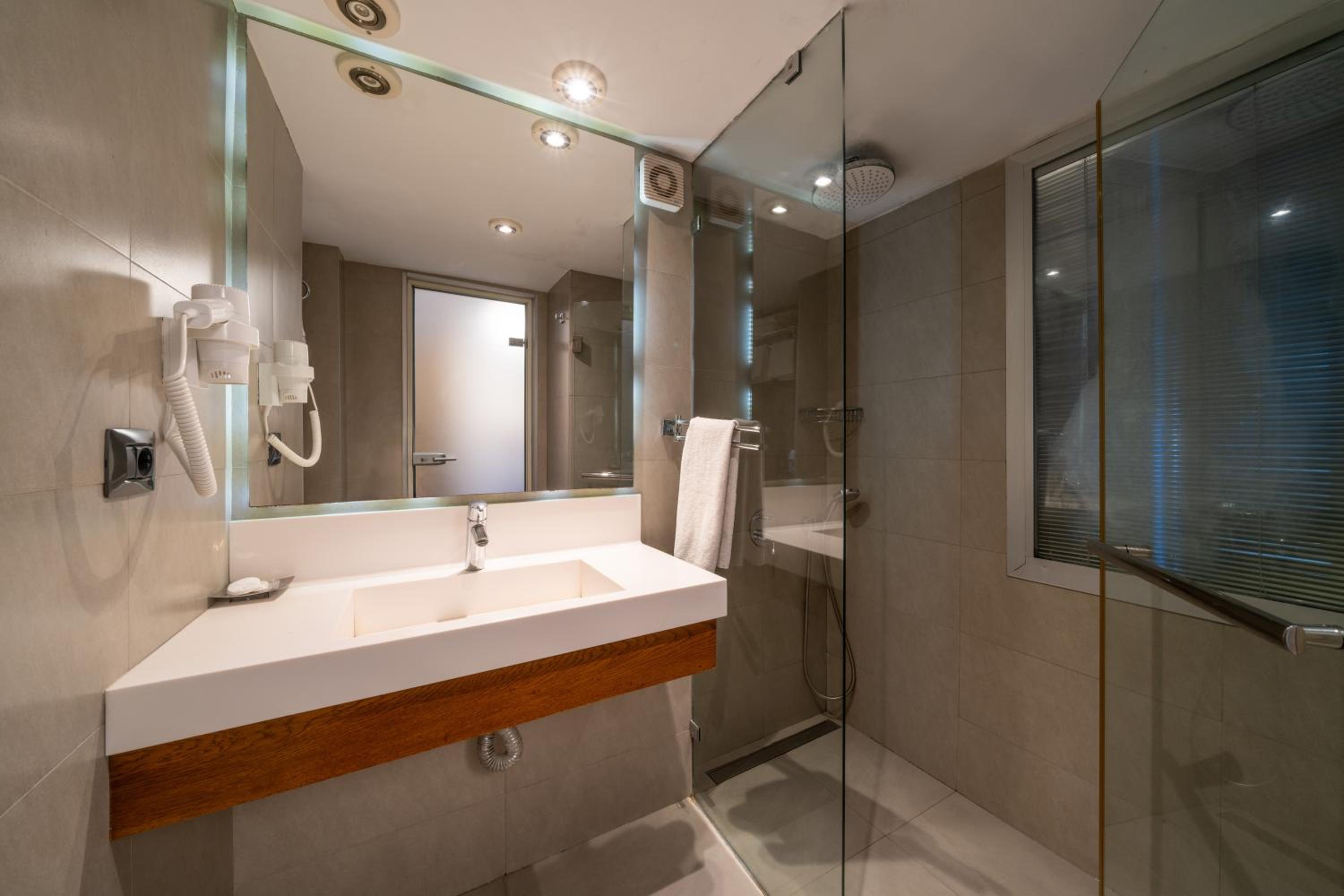 Deluxe Double Room with Balcony and Sea View - Photo 4
