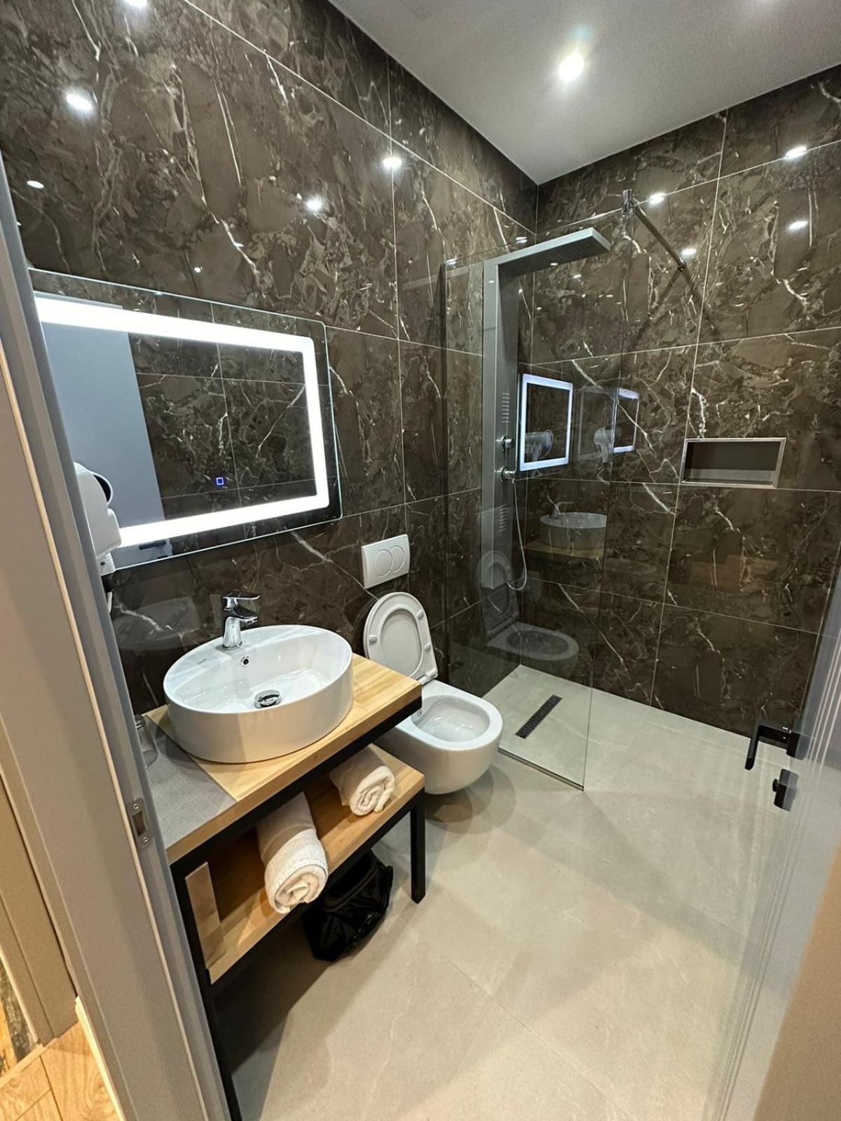 Double or Twin Room with Balcony photo 3