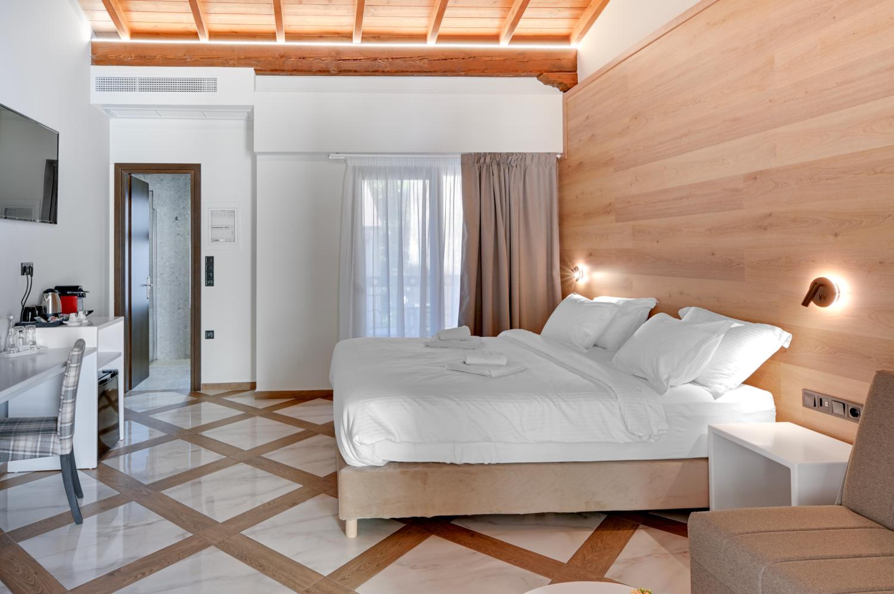 Double Room with Lake View - Photo 6