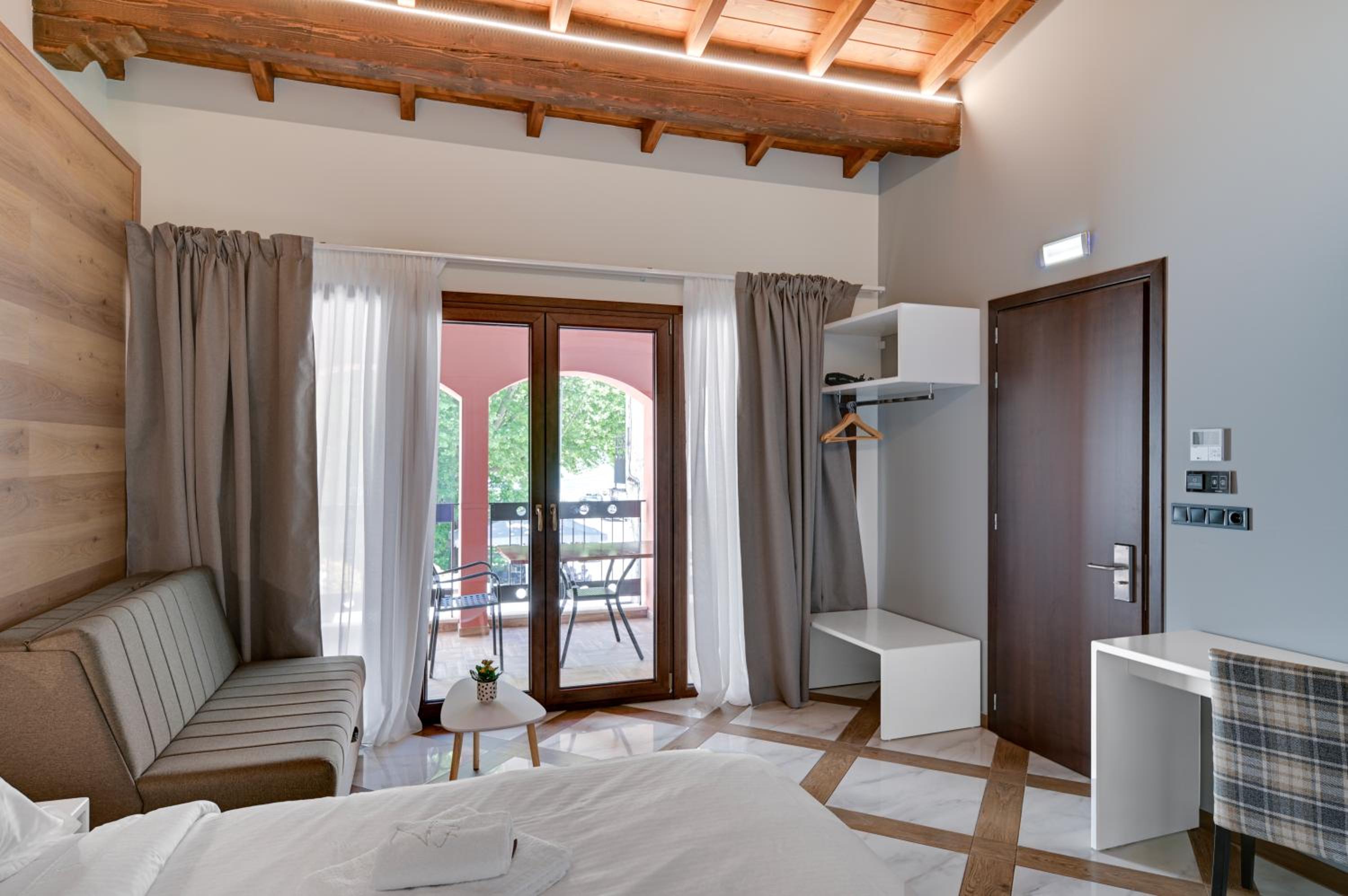 Double Room with Lake View - Photo 8